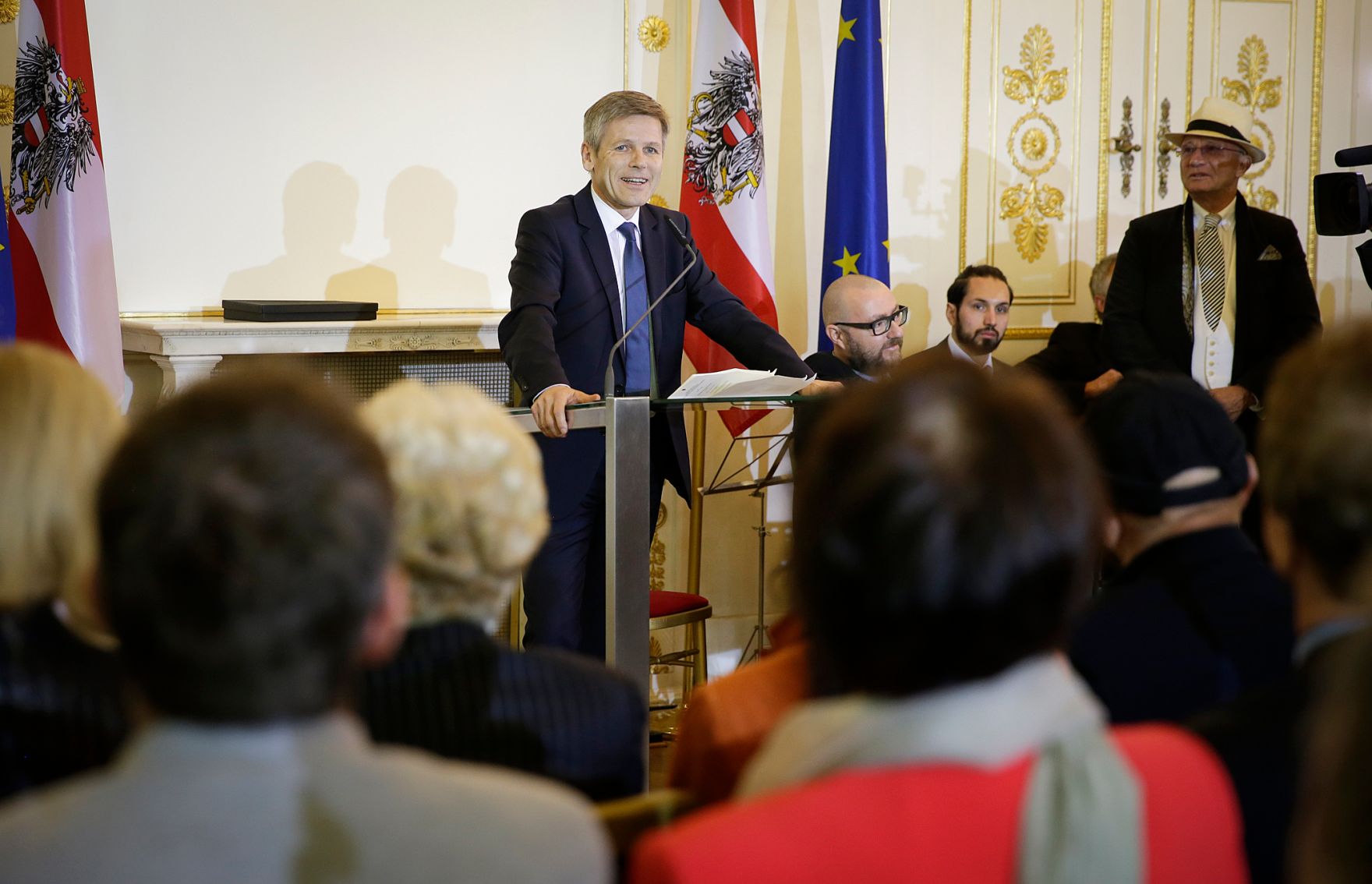 Am 3. November 2015 &uuml;berreichte Kunst- und Kulturminister Josef Ostermayer (im Bild) das Goldene Ehrenzeichen f&uuml;r Verdienste um die Republik &Ouml;sterreich an Andy Lee Lang.