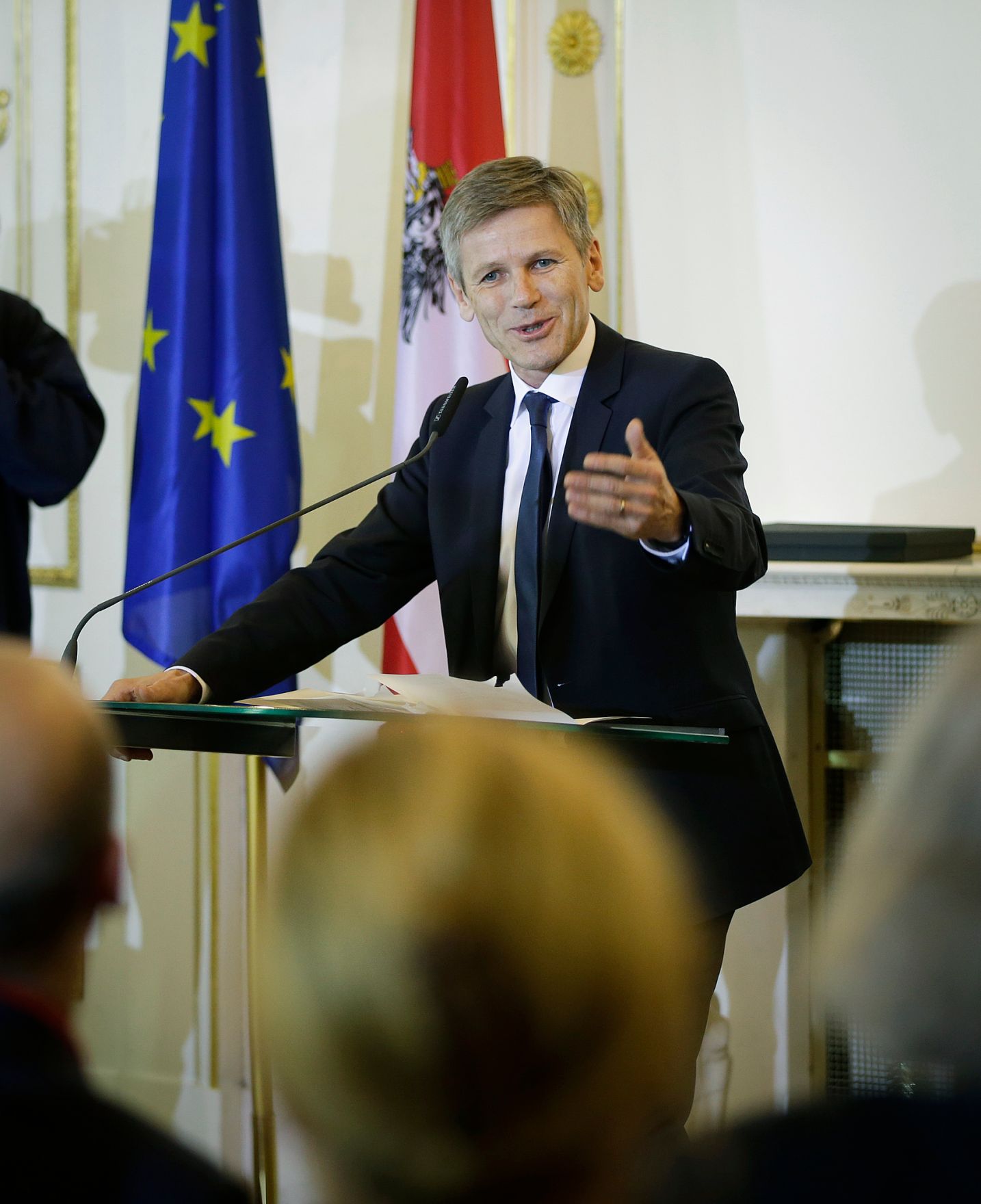 Am 3. November 2015 &uuml;berreichte Kunst- und Kulturminister Josef Ostermayer (im Bild) das Goldene Ehrenzeichen f&uuml;r Verdienste um die Republik &Ouml;sterreich an Andy Lee Lang.