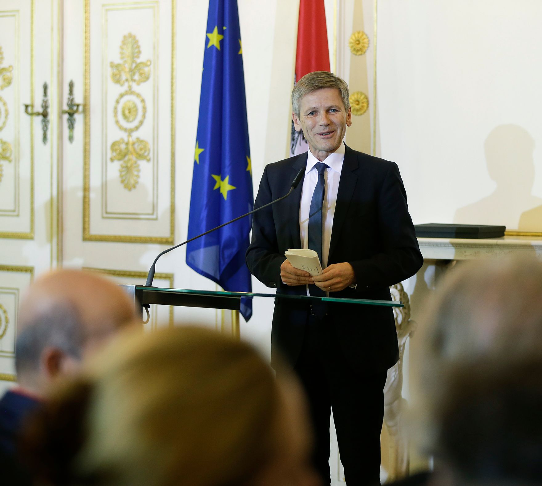 Am 3. November 2015 &uuml;berreichte Kunst- und Kulturminister Josef Ostermayer (im Bild) das Goldene Ehrenzeichen f&uuml;r Verdienste um die Republik &Ouml;sterreich an Andy Lee Lang.