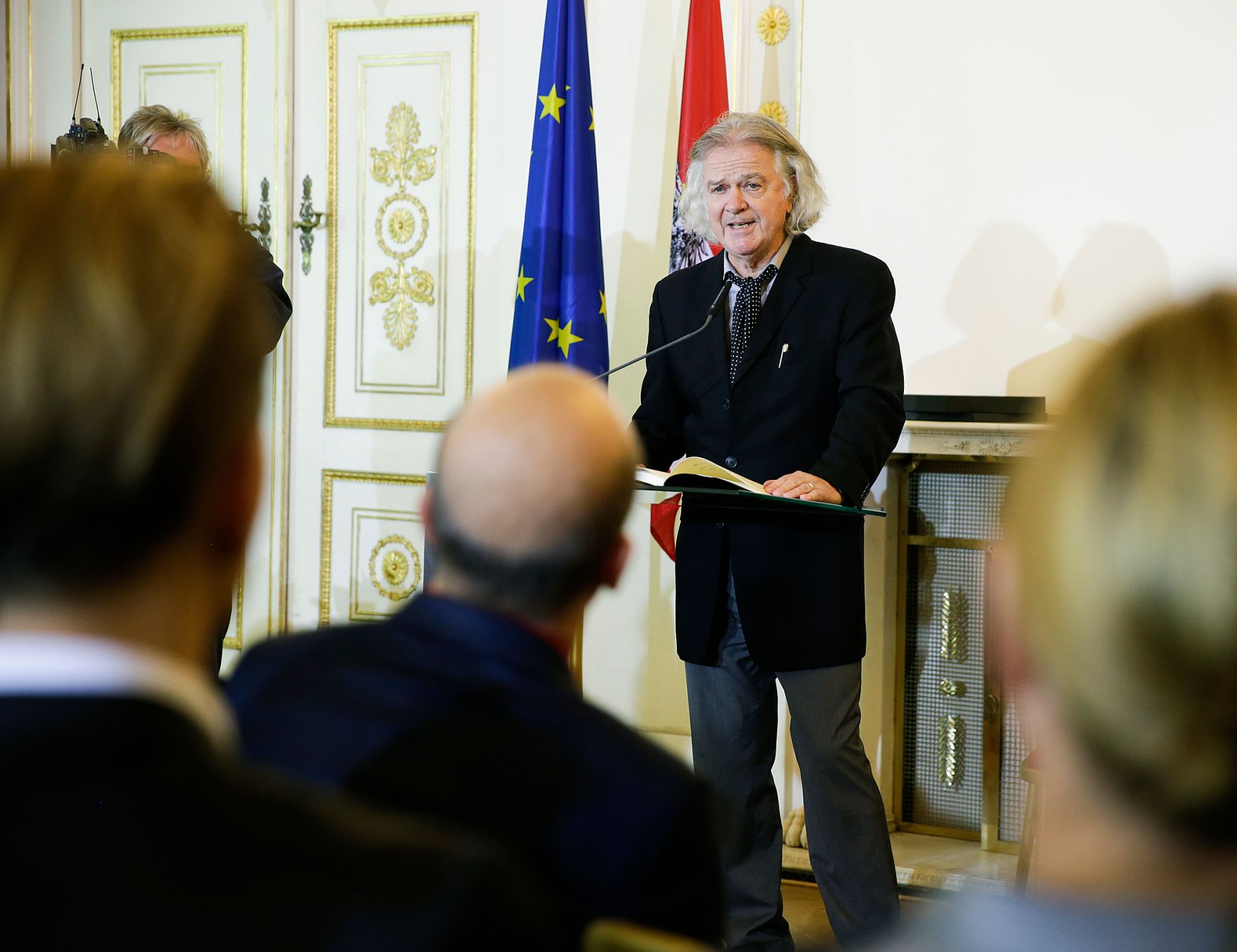 Am 3. November 2015 &uuml;berreichte Kunst- und Kulturminister Josef Ostermayer das Goldene Ehrenzeichen f&uuml;r Verdienste um die Republik &Ouml;sterreich an Andy Lee Lang. Im Bild Peter Hofbauer.