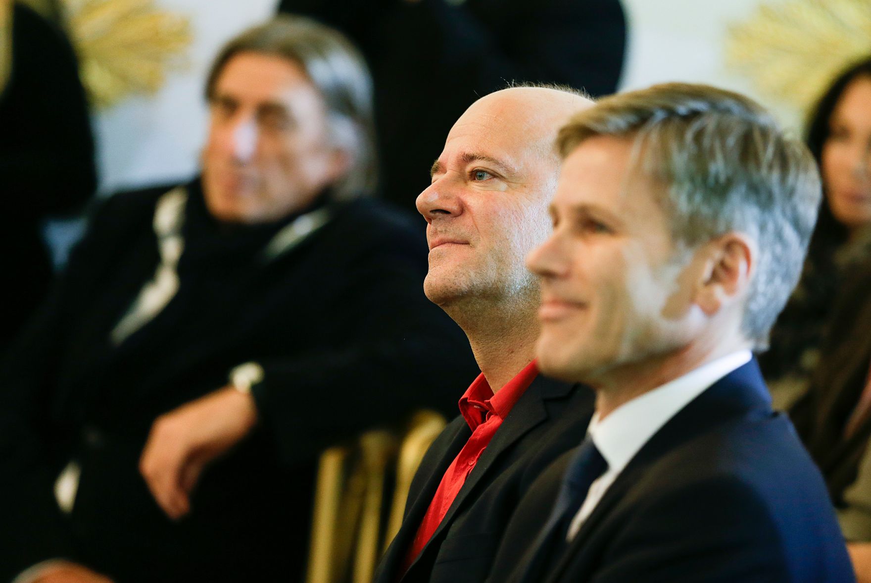 Am 3. November 2015 &uuml;berreichte Kunst- und Kulturminister Josef Ostermayer (r.) das Goldene Ehrenzeichen f&uuml;r Verdienste um die Republik &Ouml;sterreich an Andy Lee Lang (m.).