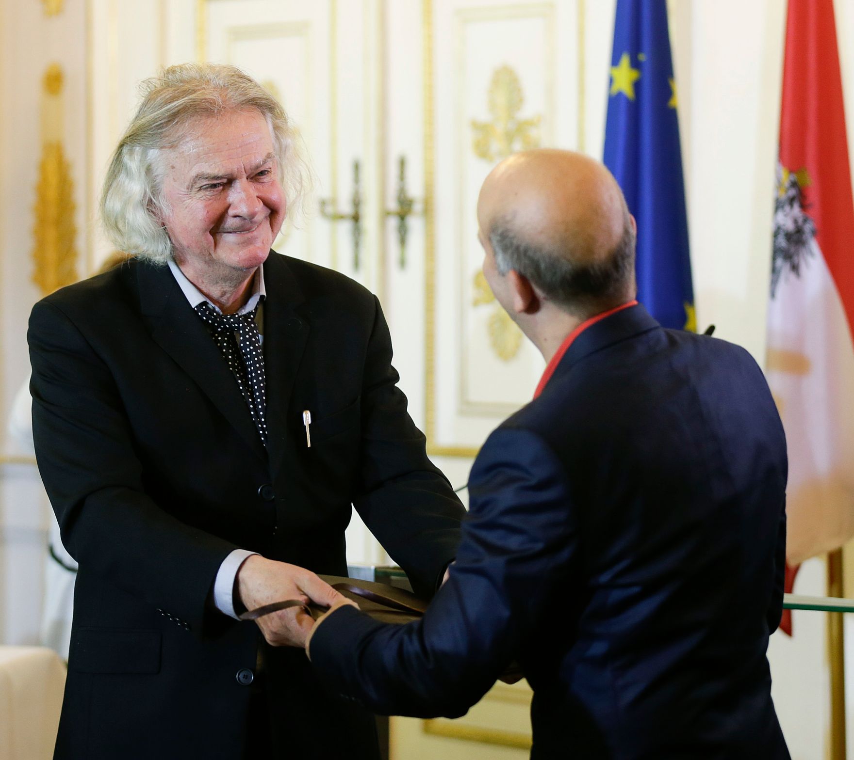 Am 3. November 2015 &uuml;berreichte Kunst- und Kulturminister Josef Ostermayer das Goldene Ehrenzeichen f&uuml;r Verdienste um die Republik &Ouml;sterreich an Andy Lee Lang (r.). Im Bild mit Peter Hofbauer (l.).