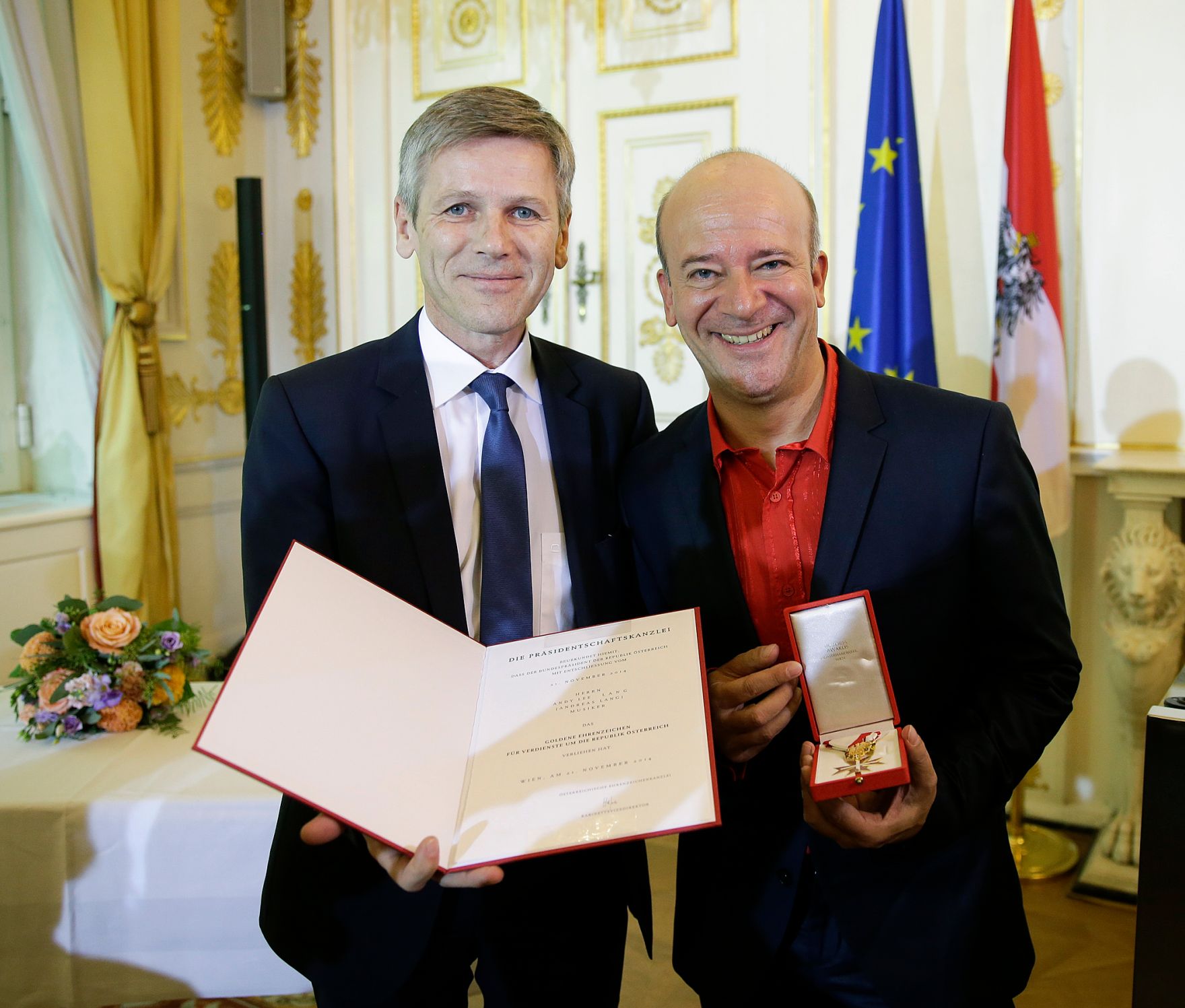 Am 3. November 2015 &uuml;berreichte Kunst- und Kulturminister Josef Ostermayer (l.) das Goldene Ehrenzeichen f&uuml;r Verdienste um die Republik &Ouml;sterreich an Andy Lee Lang (r.).
