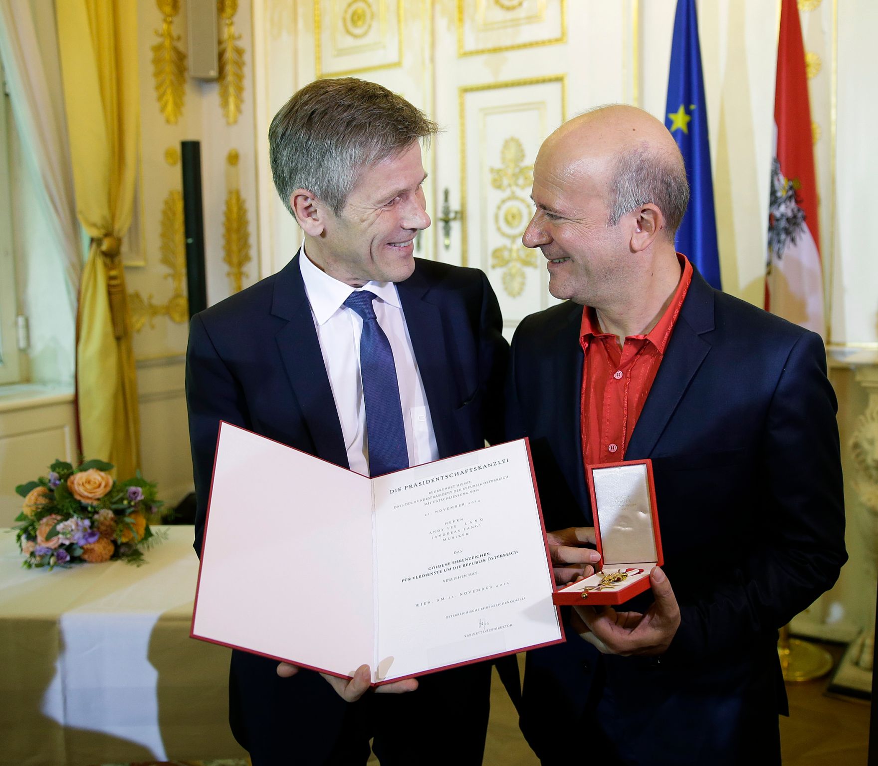 Am 3. November 2015 &uuml;berreichte Kunst- und Kulturminister Josef Ostermayer (l.) das Goldene Ehrenzeichen f&uuml;r Verdienste um die Republik &Ouml;sterreich an Andy Lee Lang (r.).