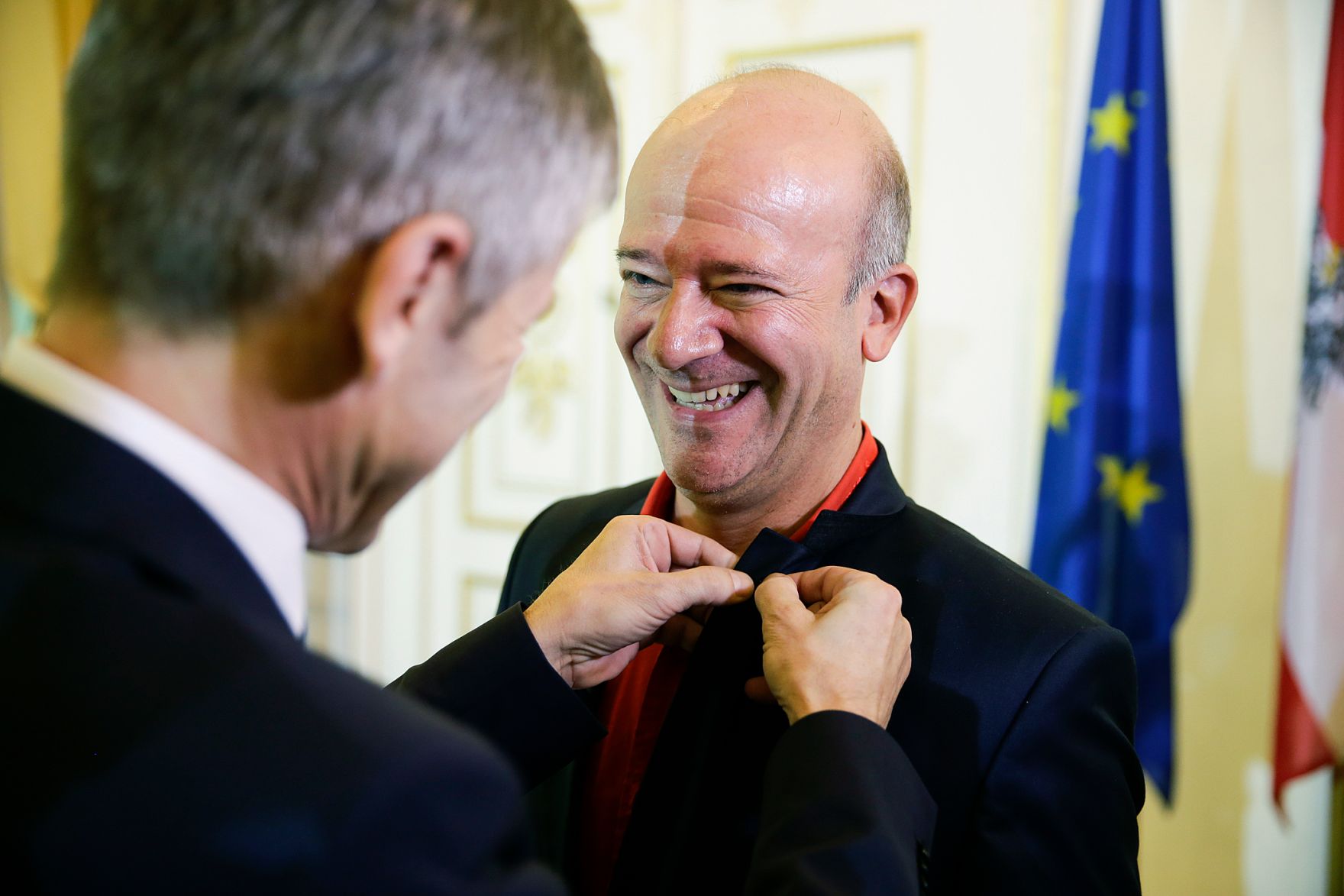 Am 3. November 2015 &uuml;berreichte Kunst- und Kulturminister Josef Ostermayer (l.) das Goldene Ehrenzeichen f&uuml;r Verdienste um die Republik &Ouml;sterreich an Andy Lee Lang (r.).