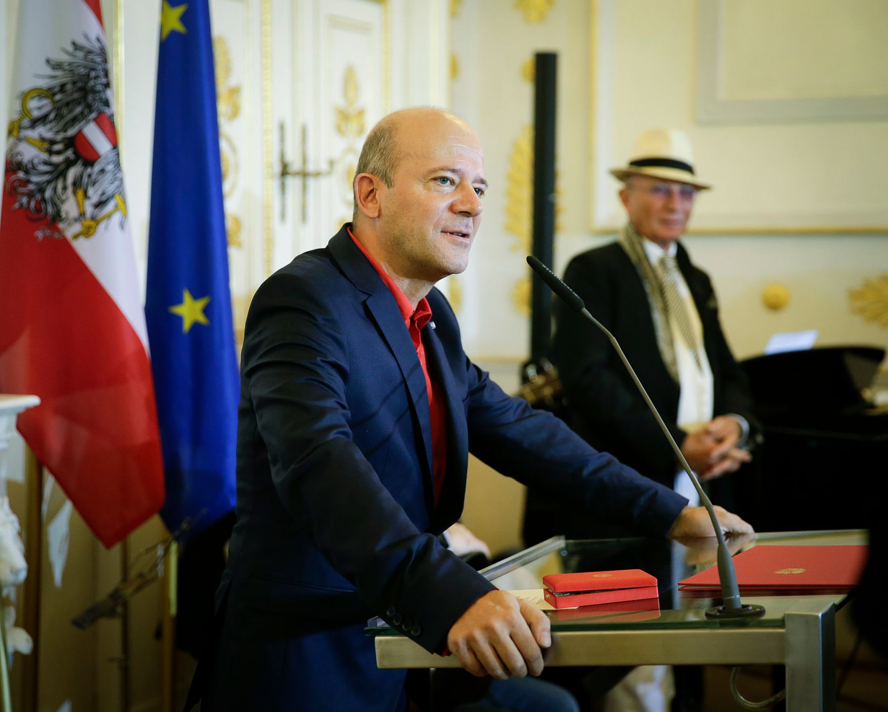 Am 3. November 2015 &uuml;berreichte Kunst- und Kulturminister Josef Ostermayer das Goldene Ehrenzeichen f&uuml;r Verdienste um die Republik &Ouml;sterreich an Andy Lee Lang (im Bild).