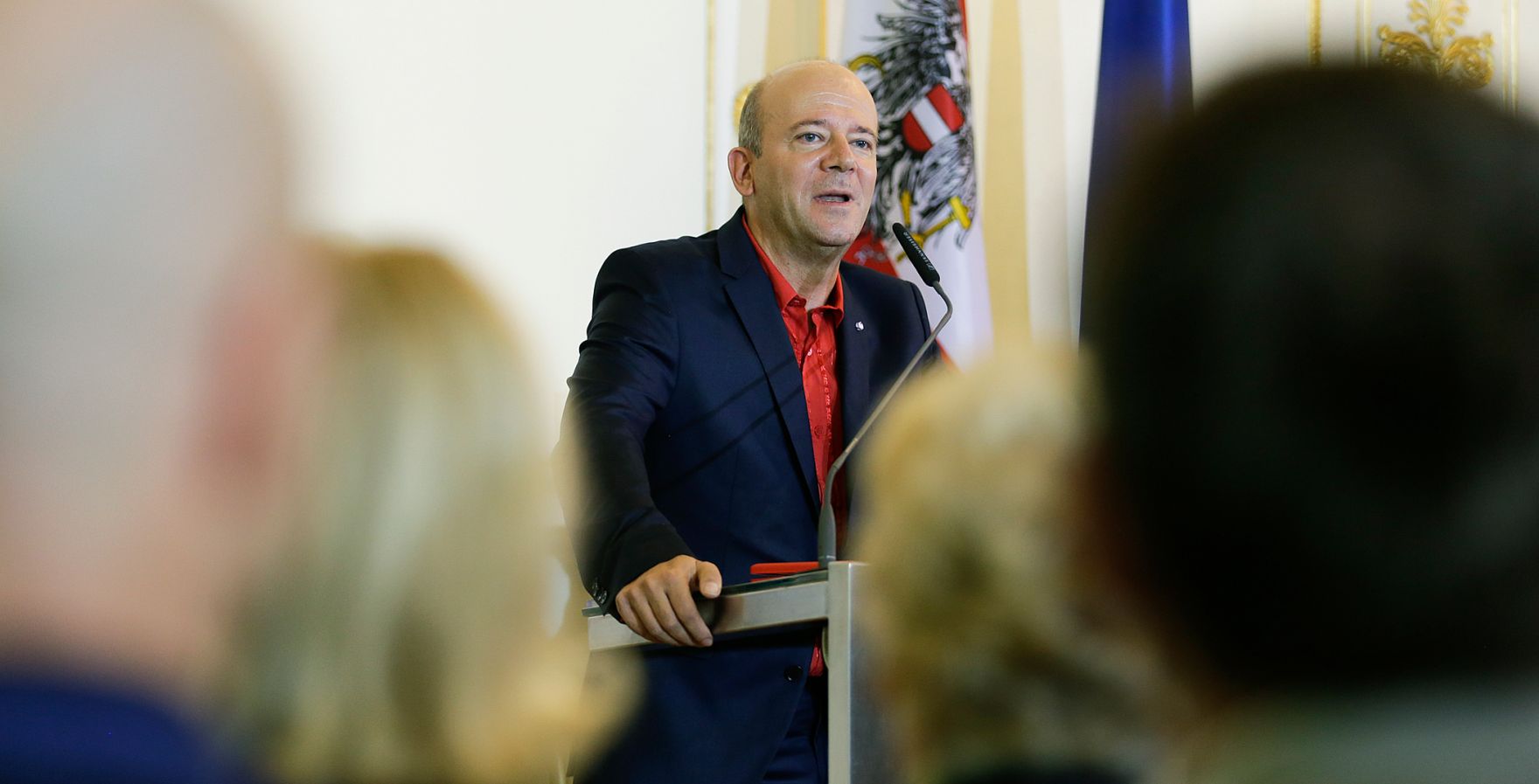 Am 3. November 2015 &uuml;berreichte Kunst- und Kulturminister Josef Ostermayer das Goldene Ehrenzeichen f&uuml;r Verdienste um die Republik &Ouml;sterreich an Andy Lee Lang (im Bild).