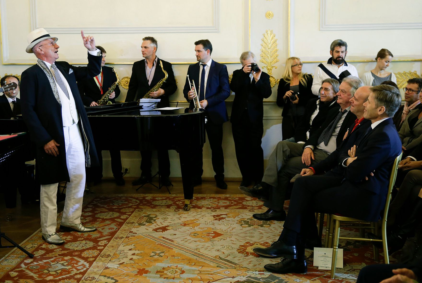 Am 3. November 2015 &uuml;berreichte Kunst- und Kulturminister Josef Ostermayer das Goldene Ehrenzeichen f&uuml;r Verdienste um die Republik &Ouml;sterreich an Andy Lee Lang.