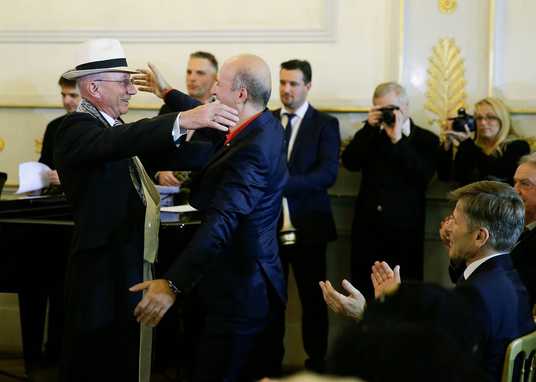 Am 3. November 2015 &uuml;berreichte Kunst- und Kulturminister Josef Ostermayer (r.) das Goldene Ehrenzeichen f&uuml;r Verdienste um die Republik &Ouml;sterreich an Andy Lee Lang (m.). Im Bild mit Louie Austen (l.).