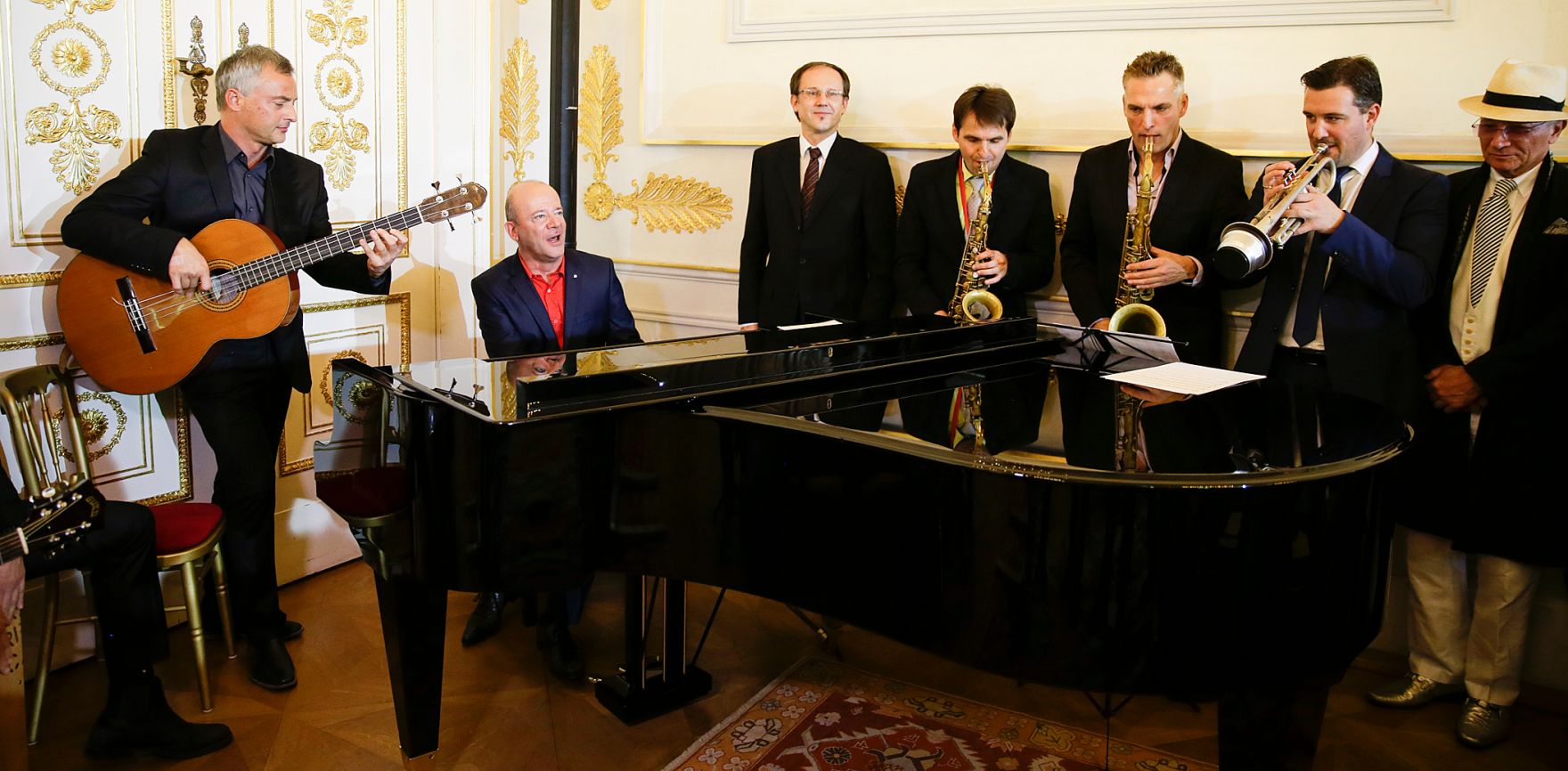 Am 3. November 2015 &uuml;berreichte Kunst- und Kulturminister Josef Ostermayer das Goldene Ehrenzeichen f&uuml;r Verdienste um die Republik &Ouml;sterreich an Andy Lee Lang.