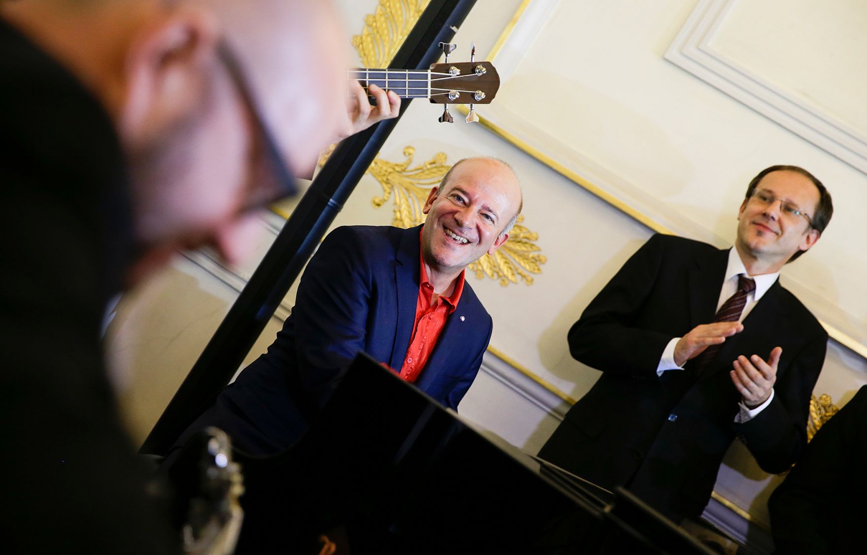 Am 3. November 2015 &uuml;berreichte Kunst- und Kulturminister Josef Ostermayer das Goldene Ehrenzeichen f&uuml;r Verdienste um die Republik &Ouml;sterreich an Andy Lee Lang.