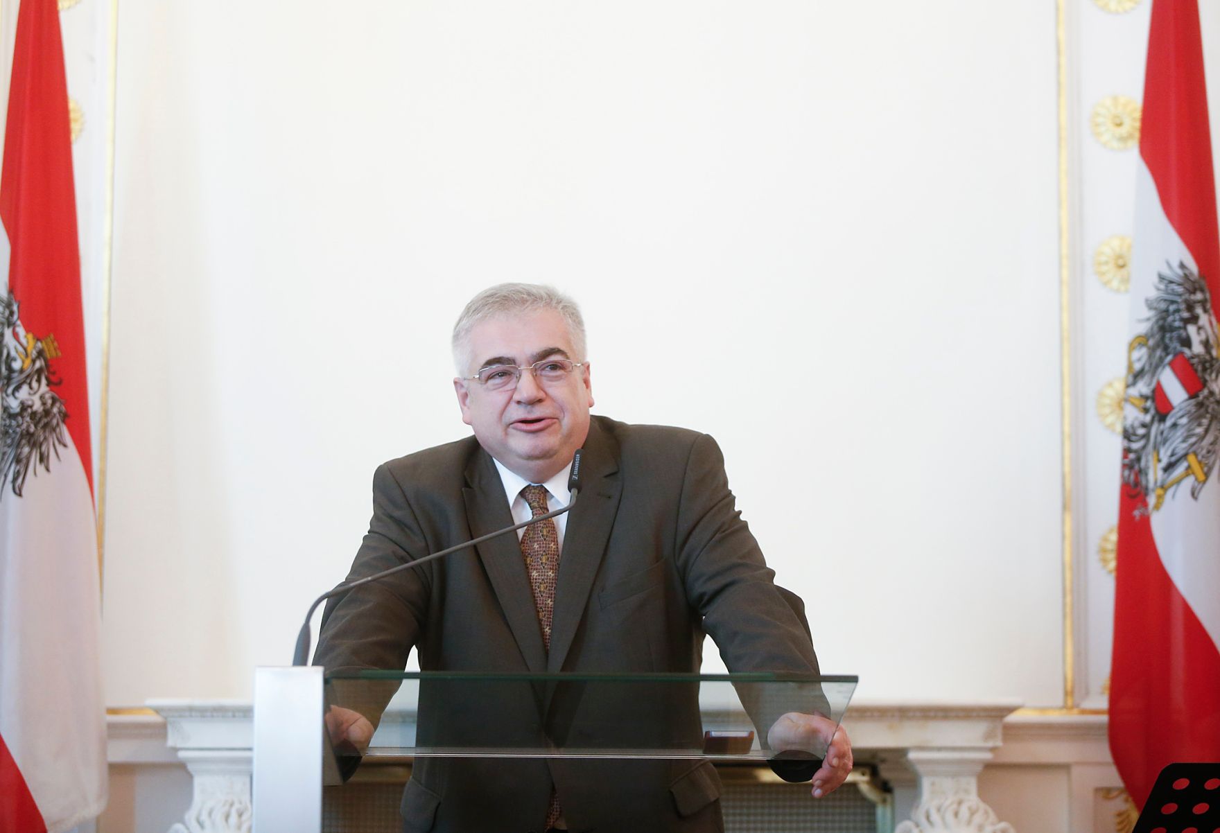 Am 6. November 2015 &uuml;berreichte Kunst- und Kulturminister Josef Ostermayer an Reinhard Frauscher das Gro&szlig;e Ehrenzeichen und an Franz Medwenitsch das Silberne Ehrenzeichen f&uuml;r Verdienste um die Republik &Ouml;sterreich. Im Bild Karl Jurka.