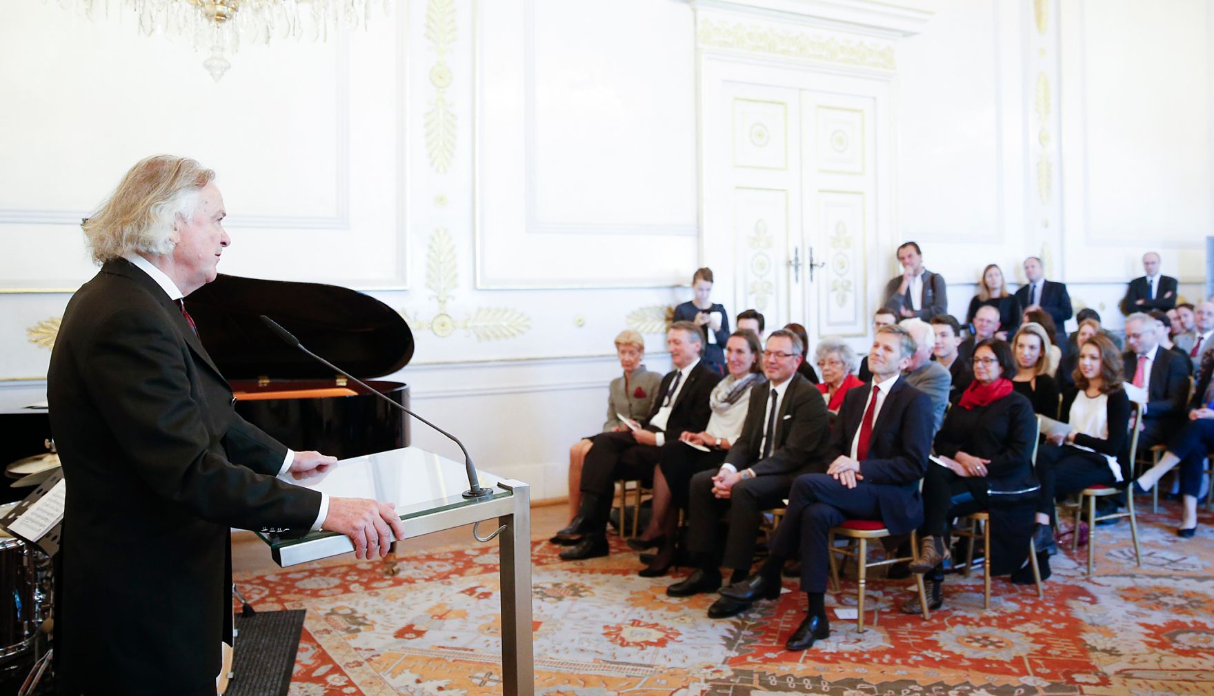 Am 6. November 2015 &uuml;berreichte Kunst- und Kulturminister Josef Ostermayer an Reinhard Frauscher das Gro&szlig;e Ehrenzeichen und an Franz Medwenitsch das Silberne Ehrenzeichen f&uuml;r Verdienste um die Republik &Ouml;sterreich. Im Bild Peter Hofbauer.