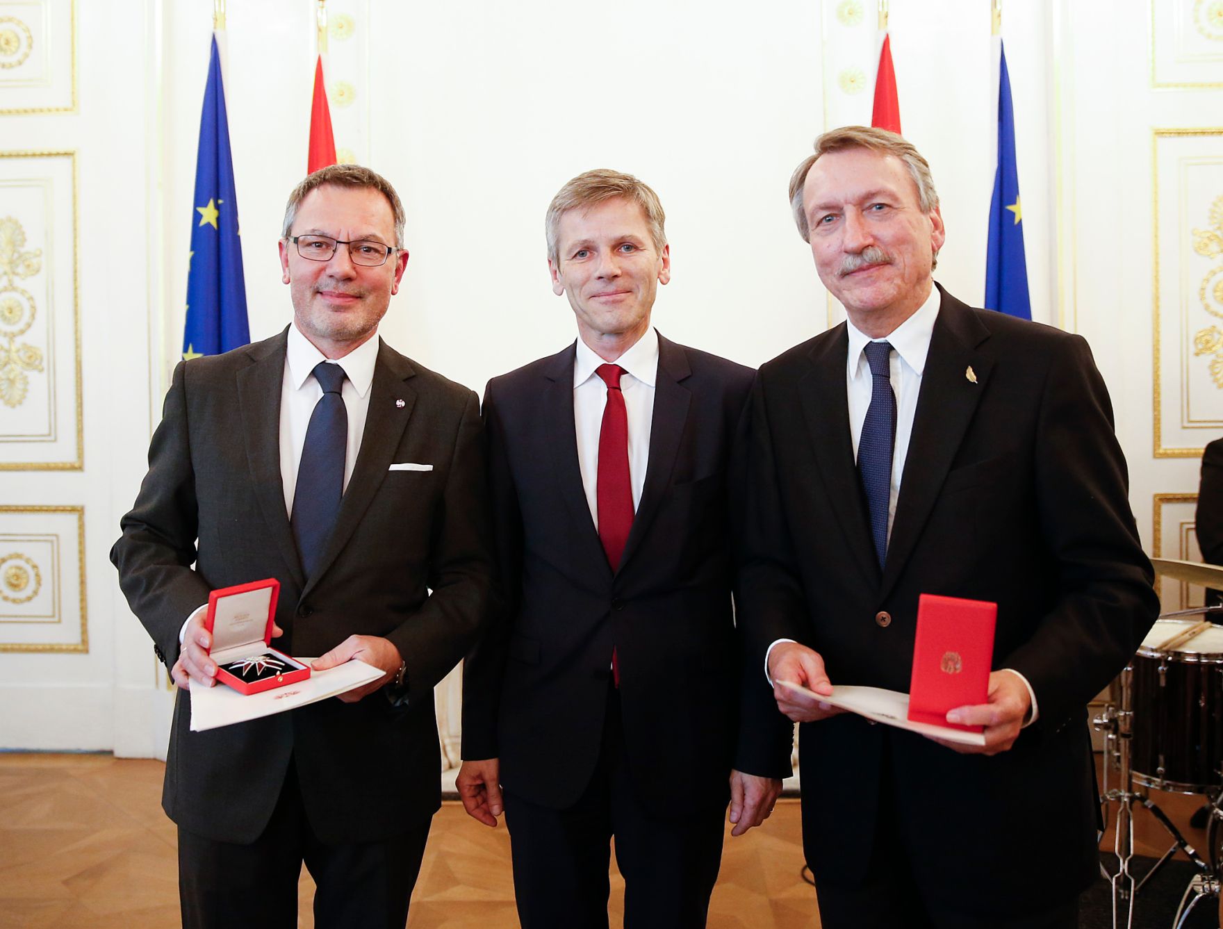 Am 6. November 2015 &uuml;berreichte Kunst- und Kulturminister Josef Ostermayer (m.) an Reinhard Frauscher (r.) das Gro&szlig;e Ehrenzeichen und an Franz Medwenitsch (l.) das Silberne Ehrenzeichen f&uuml;r Verdienste um die Republik &Ouml;sterreich.
