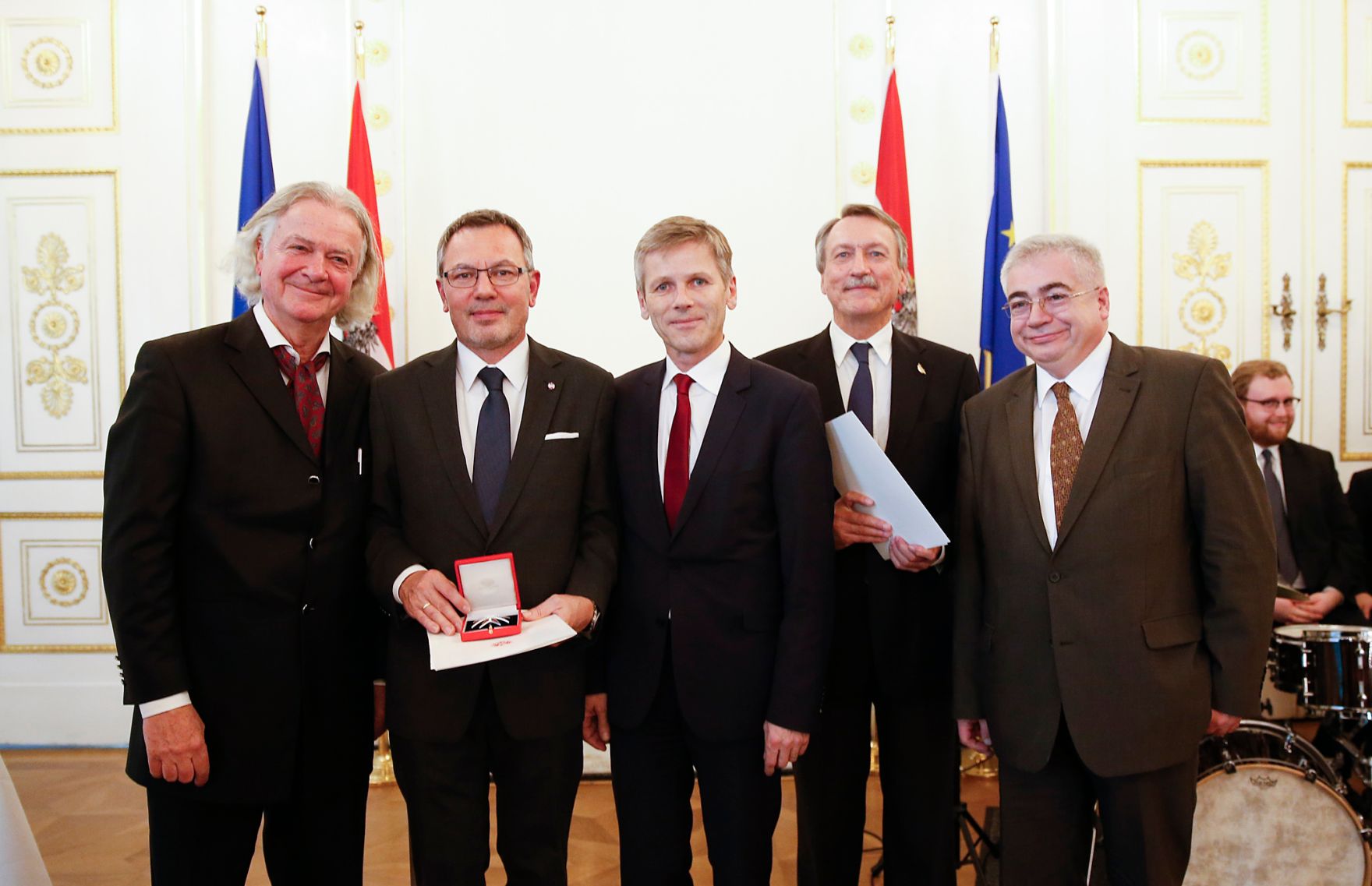 Am 6. November 2015 &uuml;berreichte Kunst- und Kulturminister Josef Ostermayer (m.) an Reinhard Frauscher (m.r.) das Gro&szlig;e Ehrenzeichen und an Franz Medwenitsch (m.l.) das Silberne Ehrenzeichen f&uuml;r Verdienste um die Republik &Ouml;sterreich. Im Bild mit Peter Hofbauer (l.) und Karl Jurka (r.).
