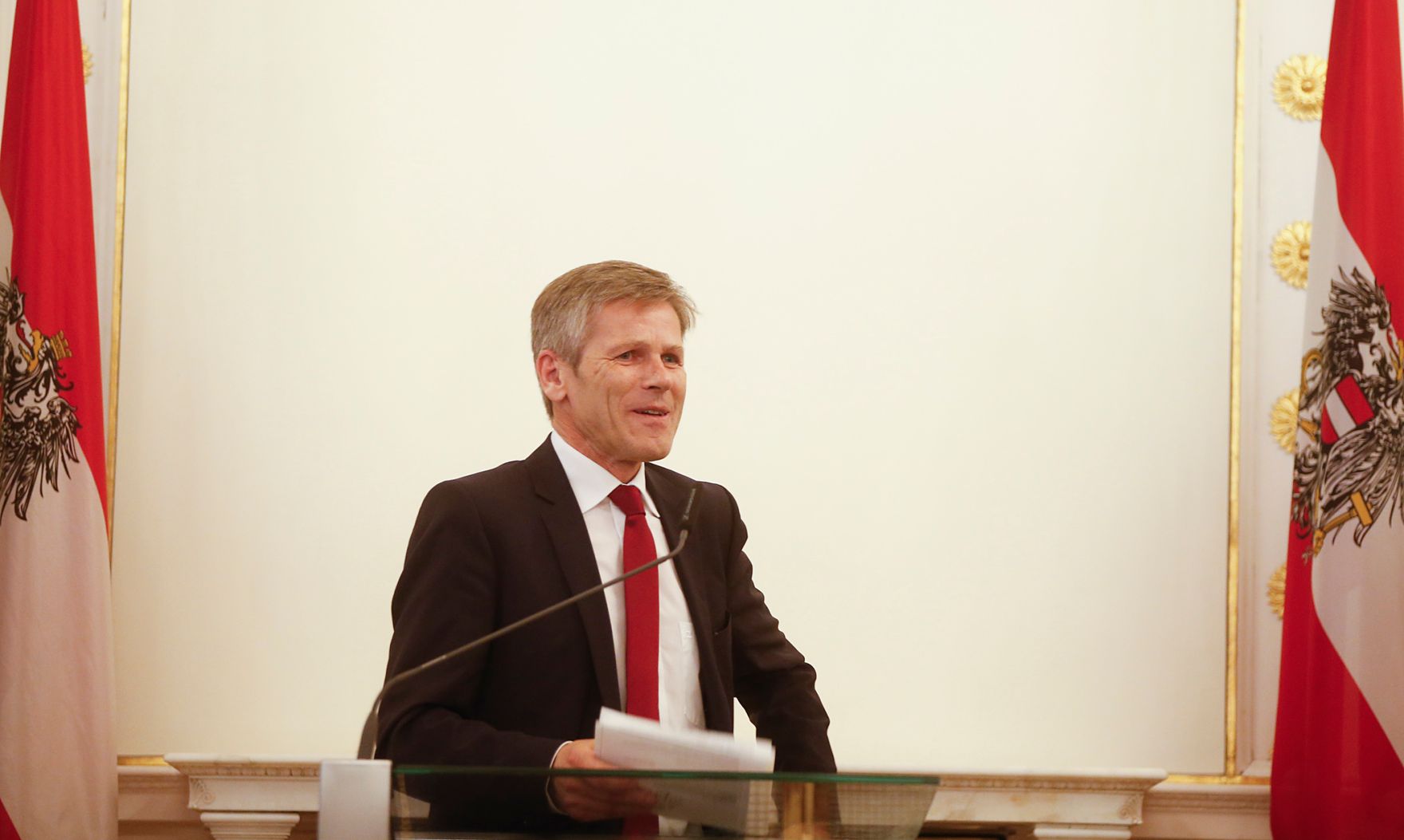 Am 6. November 2015 &uuml;berreichte Kunst- und Kulturminister Josef Ostermayer (im Bild) an Reinhard Frauscher das Gro&szlig;e Ehrenzeichen und an Franz Medwenitsch das Silberne Ehrenzeichen f&uuml;r Verdienste um die Republik &Ouml;sterreich.
