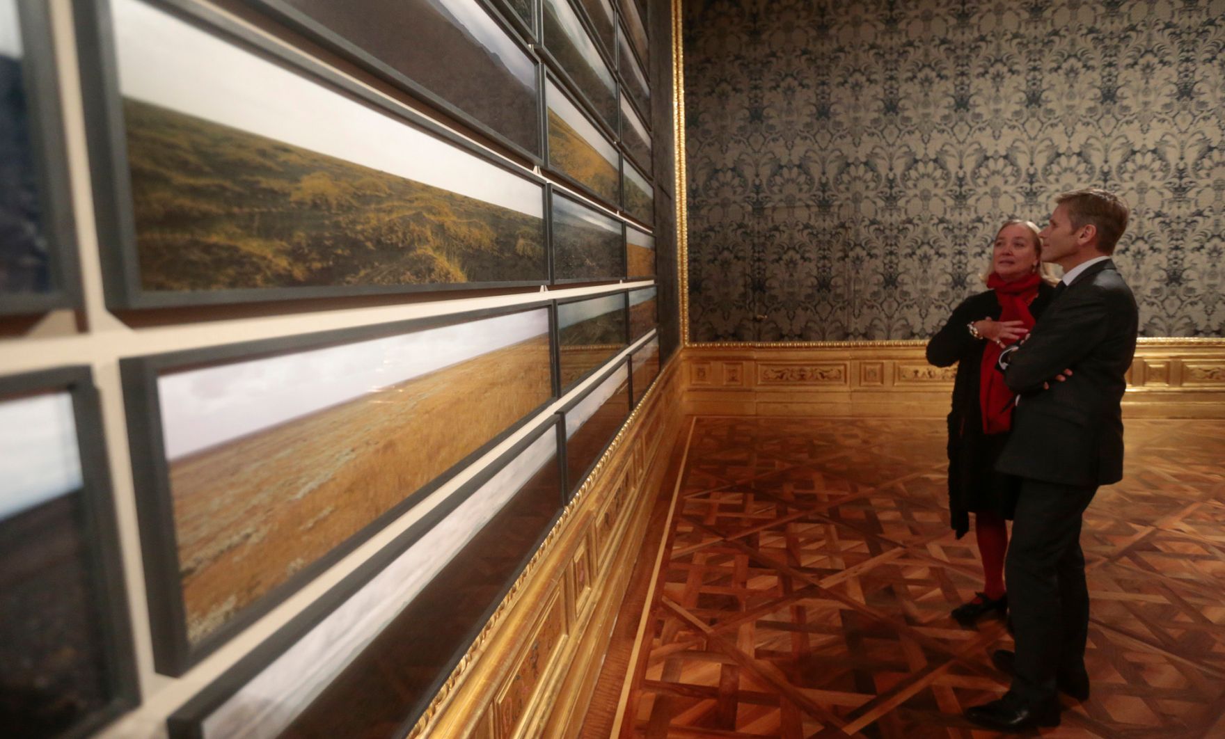 Am 20. November 2015 er&ouml;ffnete Kunst- und Kulturminister Josef Ostermayer (r.) die Ausstellung &quot;Olafur Eliasson: Baroque Baroque&quot; im Winterpalais. Im Bild mit der Direktorin des Belvedere Agnes Husslein-Arco (l.)