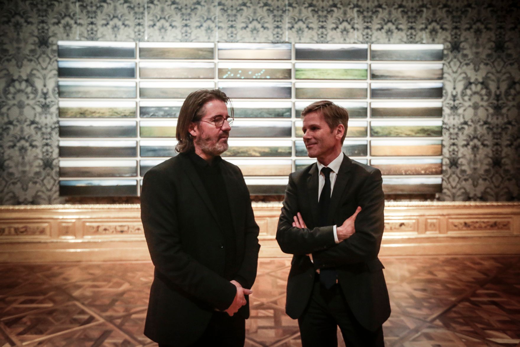 Am 20. November 2015 er&ouml;ffnete Kunst- und Kulturminister Josef Ostermayer (r.) die Ausstellung &quot;Olafur Eliasson: Baroque Baroque&quot; im Winterpalais. Im Bild mit dem d&auml;nischen K&uuml;nstler Olafur Eliasson (l.).