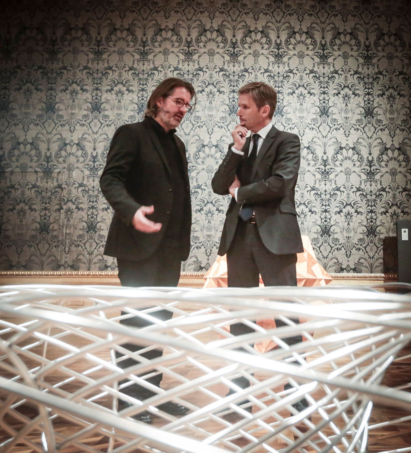 Am 20. November 2015 er&ouml;ffnete Kunst- und Kulturminister Josef Ostermayer (r.) die Ausstellung &quot;Olafur Eliasson: Baroque Baroque&quot; im Winterpalais. Im Bild mit dem d&auml;nischen K&uuml;nstler Olafur Eliasson (l.).