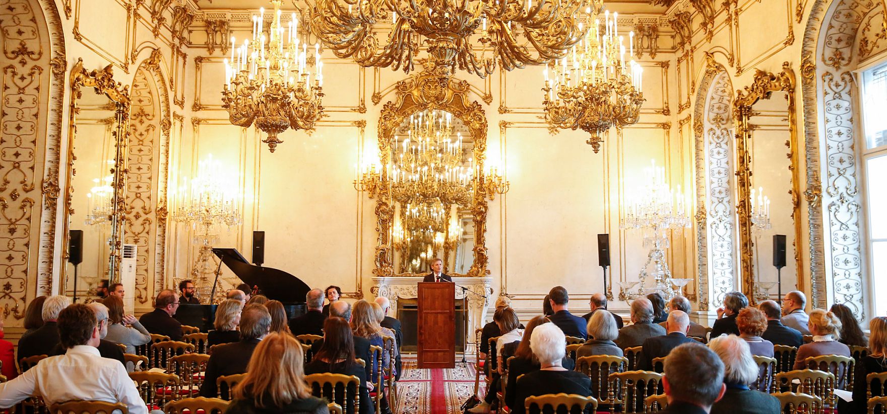 Am 4. Dezember 2015 &uuml;berreichte Kunst- und Kulturminister Josef Ostermayer den Man&egrave;s-Sperber-Preis 2015 an die Schweizer Autorin Ilma Rakusa.