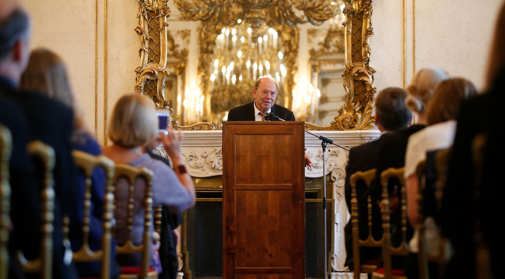 Am 4. Dezember 2015 &uuml;berreichte Kunst- und Kulturminister Josef Ostermayer den Man&egrave;s-Sperber-Preis 2015 an die Schweizer Autorin Ilma Rakusa. Im Bild Wolfgang M&uuml;ller-Funk.