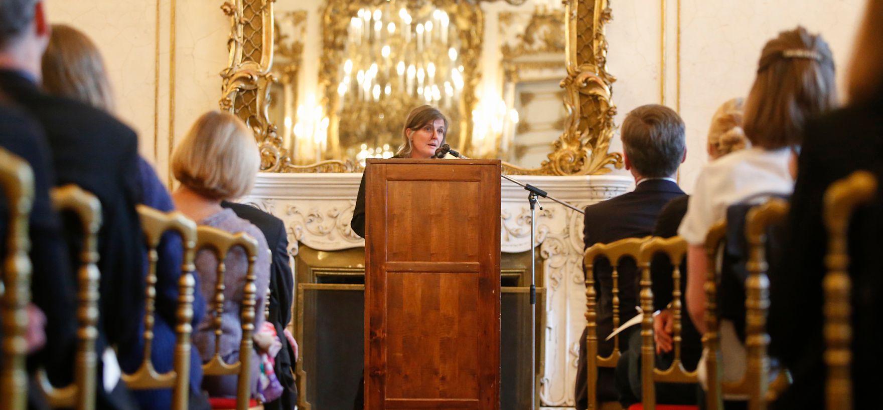 Am 4. Dezember 2015 &uuml;berreichte Kunst- und Kulturminister Josef Ostermayer den Man&egrave;s-Sperber-Preis 2015 an die Schweizer Autorin Ilma Rakusa. Im Bild Iris Radisch.