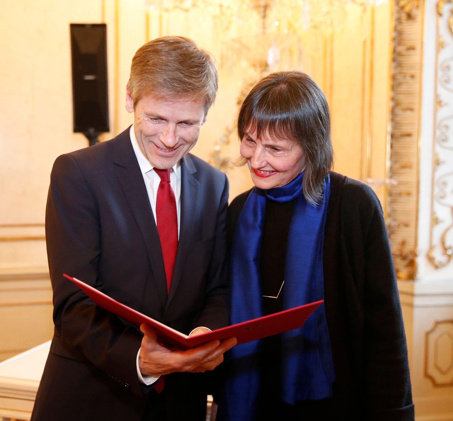 Am 4. Dezember 2015 &uuml;berreichte Kunst- und Kulturminister Josef Ostermayer (l.) den Man&egrave;s-Sperber-Preis 2015 an die Schweizer Autorin Ilma Rakusa (r.).