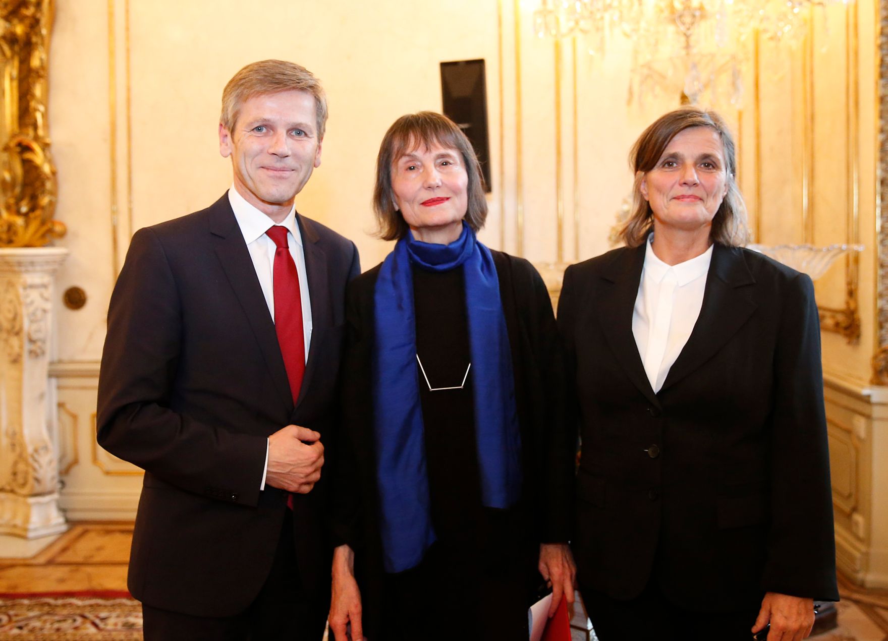 Am 4. Dezember 2015 &uuml;berreichte Kunst- und Kulturminister Josef Ostermayer (l.) den Man&egrave;s-Sperber-Preis 2015 an die Schweizer Autorin Ilma Rakusa (r.). Im Bild mit Iris Radisch.