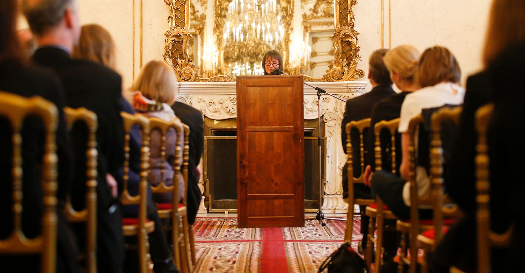 Am 4. Dezember 2015 &uuml;berreichte Kunst- und Kulturminister Josef Ostermayer den Man&egrave;s-Sperber-Preis 2015 an die Schweizer Autorin Ilma Rakusa (im Bild).