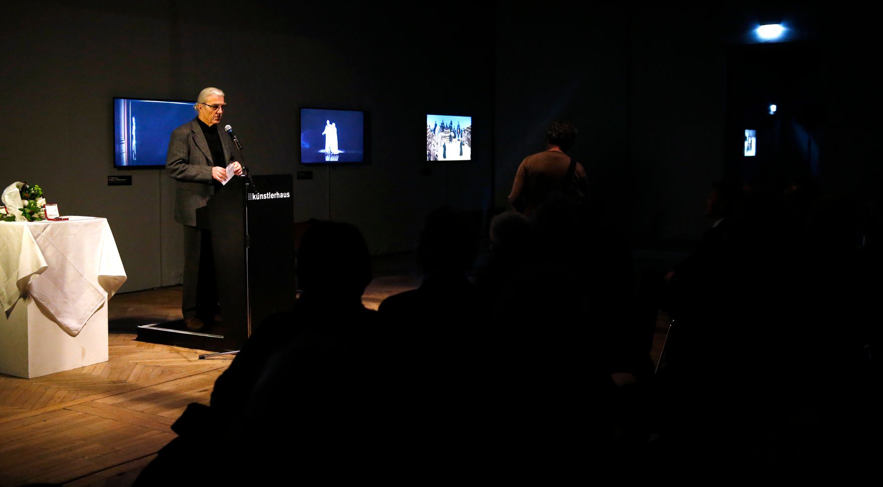 Am 10. Dezember 2015 &uuml;berreichte Kunst- und Kulturminister Josef Ostermayer das &ouml;sterreichische Ehrenkreuz f&uuml;r Wissenschaft und Kunst I. Klasse an Peter Stein. Im Bild Michael Pilz, Pr&auml;sident des K&uuml;nstlerhauses.