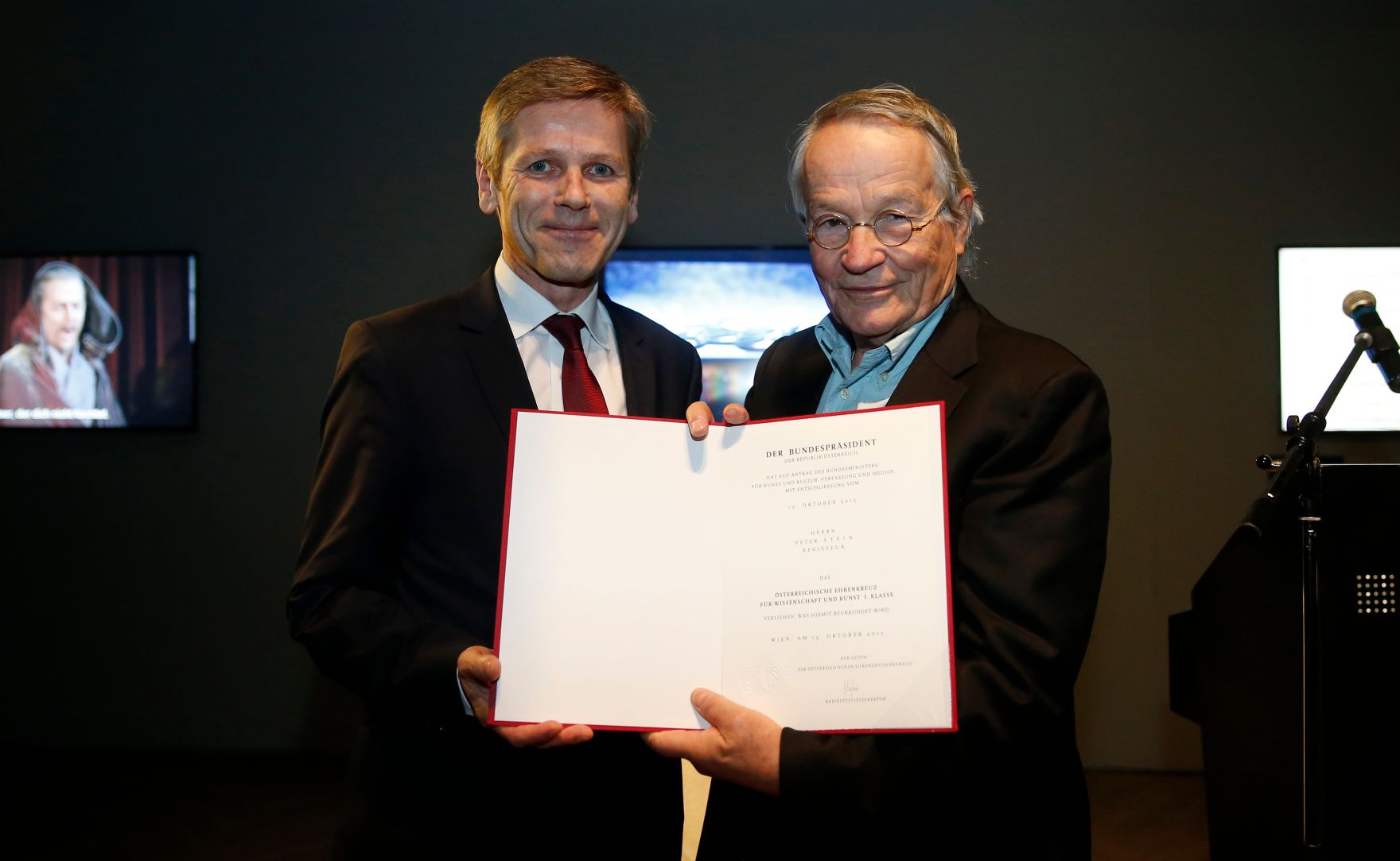 Am 10. Dezember 2015 &uuml;berreichte Kunst- und Kulturminister Josef Ostermayer (l.) das &ouml;sterreichische Ehrenkreuz f&uuml;r Wissenschaft und Kunst I. Klasse an Peter Stein (r.).