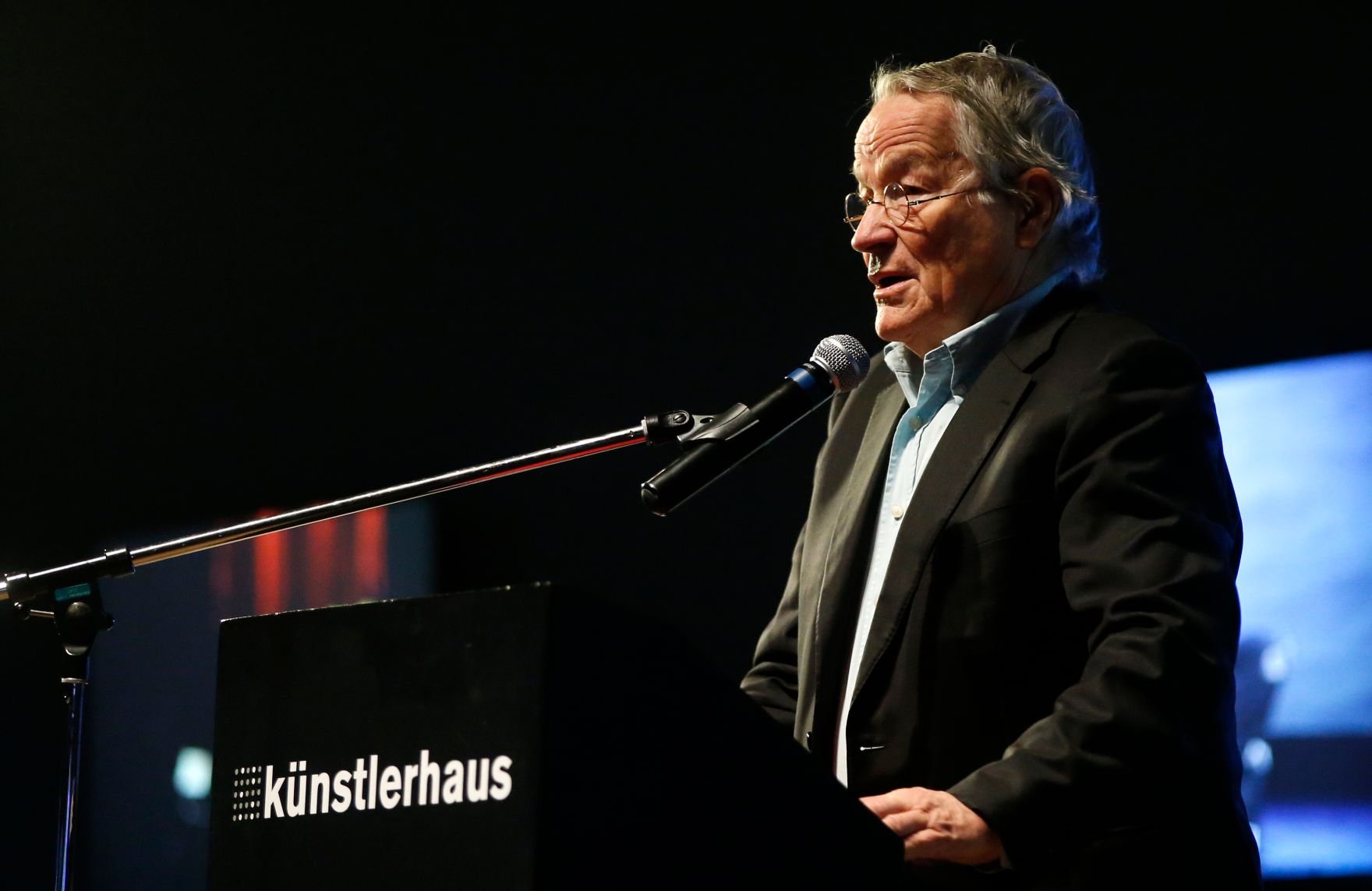 Am 10. Dezember 2015 &uuml;berreichte Kunst- und Kulturminister Josef Ostermayer das &ouml;sterreichische Ehrenkreuz f&uuml;r Wissenschaft und Kunst I. Klasse an Peter Stein (im Bild).