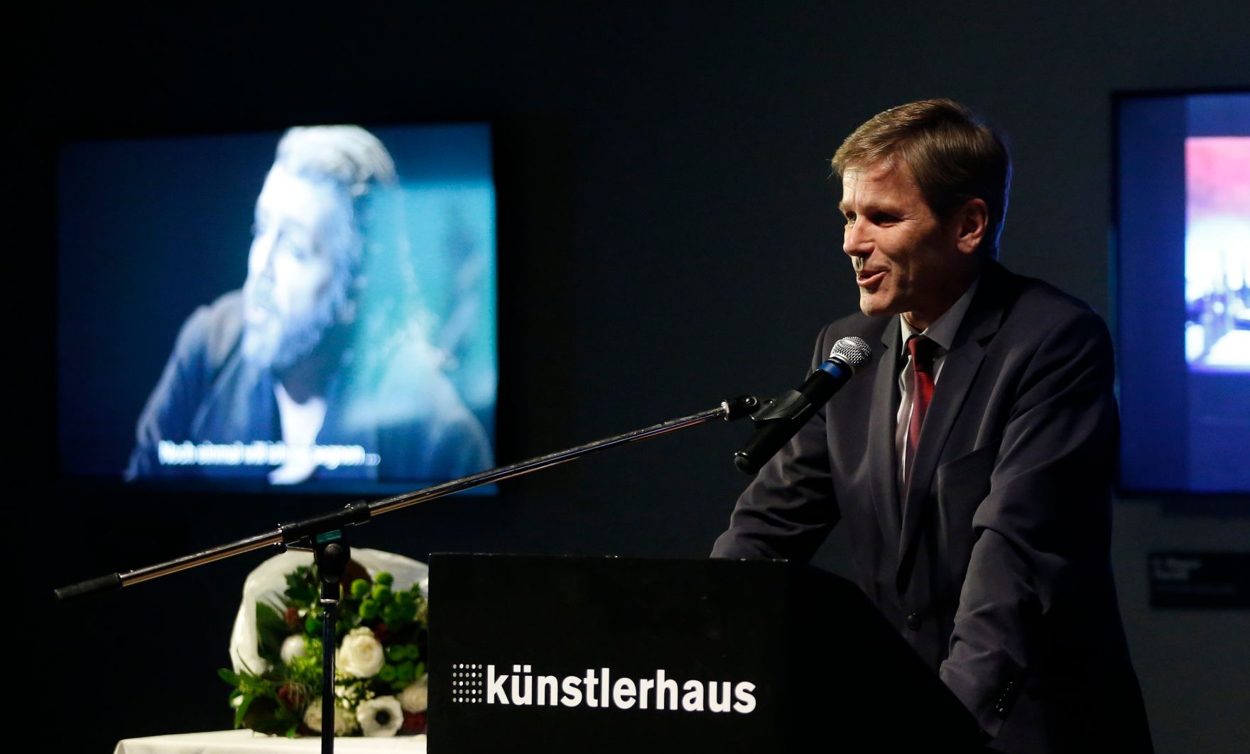 Am 10. Dezember 2015 &uuml;berreichte Kunst- und Kulturminister Josef Ostermayer (im Bild) das &ouml;sterreichische Ehrenkreuz f&uuml;r Wissenschaft und Kunst I. Klasse an Peter Stein.