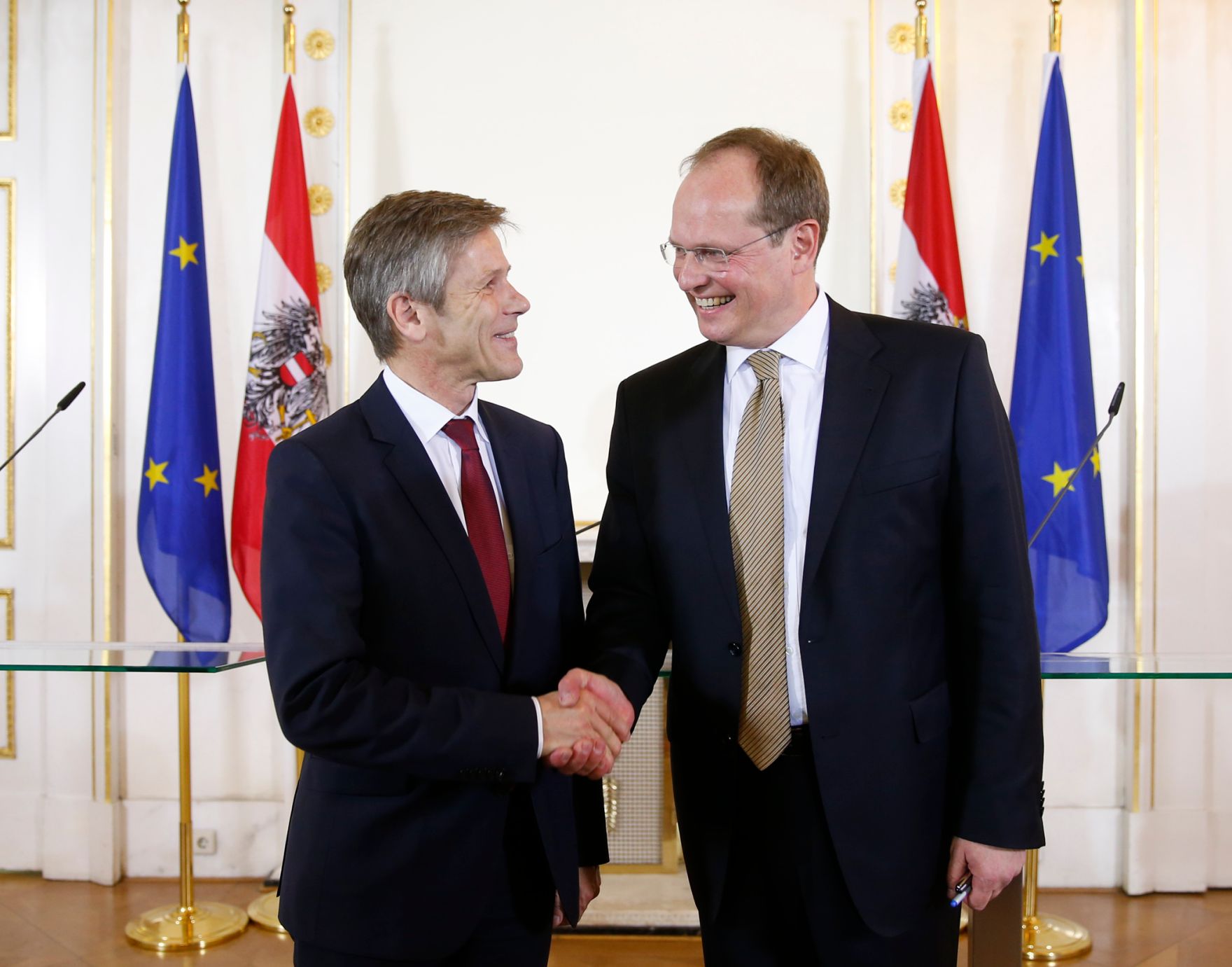 Am 10. Dezember 2015 gab Kunst- und Kulturminister Josef Ostermayer (l.) im Rahmen einer Pressekonferenz die Bestellung des neuen Gesch&auml;ftsf&uuml;hrers der Bundestheater-Holding Christian Kircher (r.) bekannt.