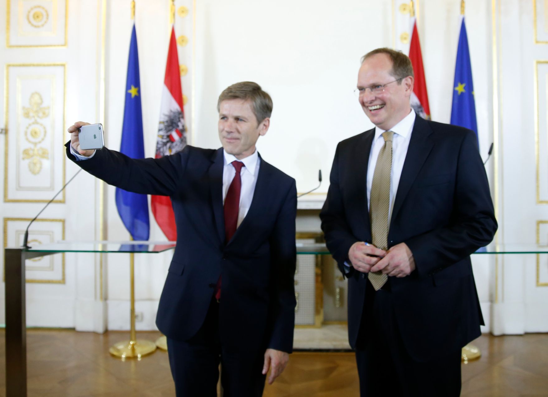 Am 10. Dezember 2015 gab Kunst- und Kulturminister Josef Ostermayer (l.) im Rahmen einer Pressekonferenz die Bestellung des neuen Gesch&auml;ftsf&uuml;hrers der Bundestheater-Holding Christian Kircher (r.) bekannt.
