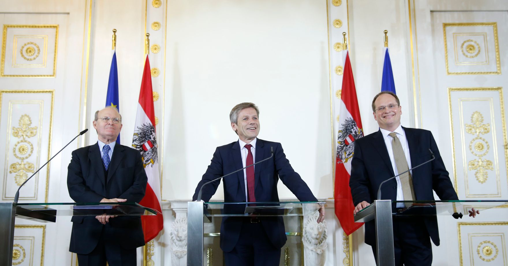 Am 10. Dezember 2015 gab Kunst- und Kulturminister Josef Ostermayer (m.) im Rahmen einer Pressekonferenz die Bestellung des neuen Gesch&auml;ftsf&uuml;hrers der Bundestheater-Holding Christian Kircher (r.) bekannt. Im Bild mit dem Vorsitzenden des Aufsichtsrates der Bundestheater-Holding Max Kothbauer (l.).