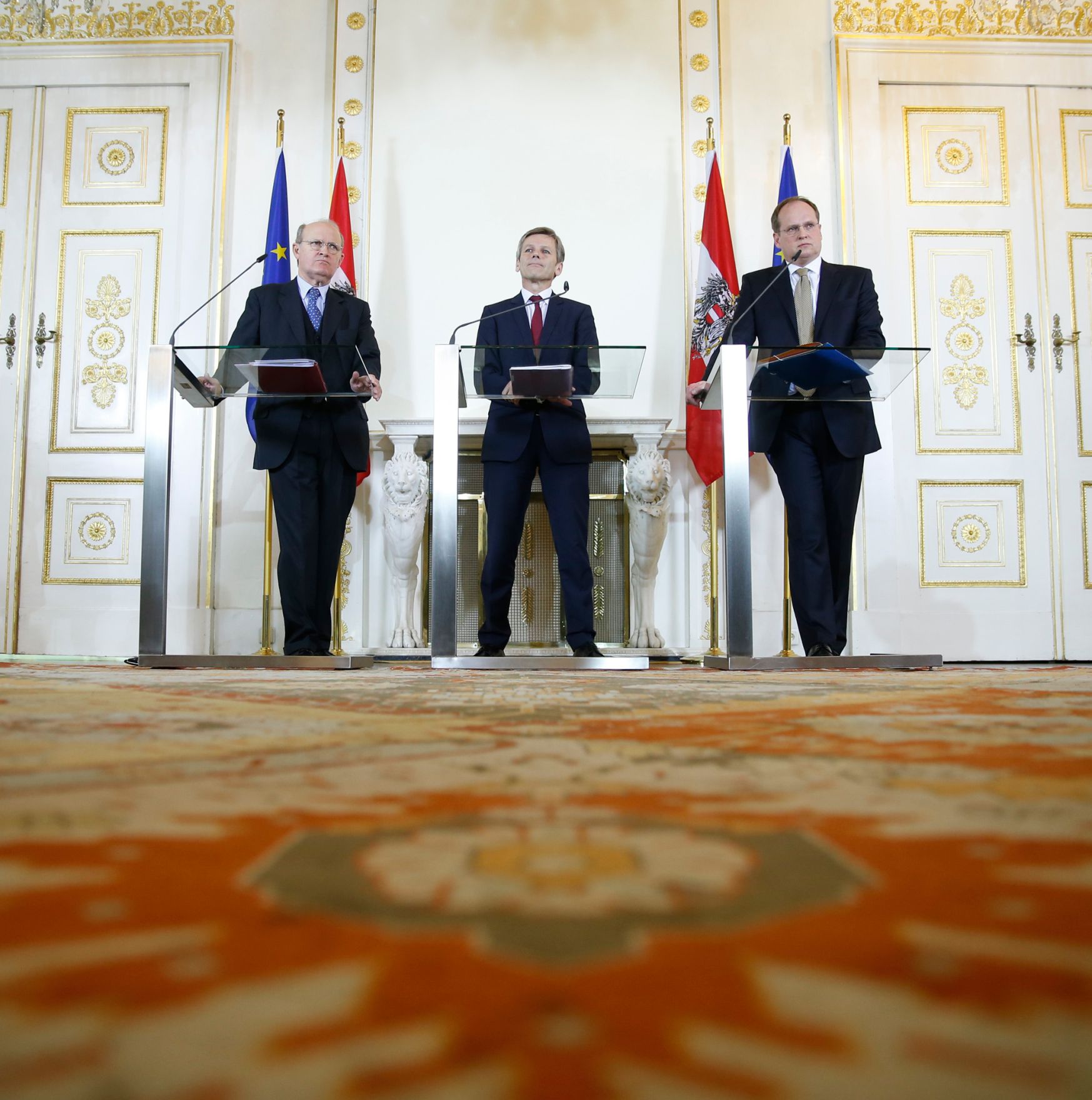 Am 10. Dezember 2015 gab Kunst- und Kulturminister Josef Ostermayer (m.) im Rahmen einer Pressekonferenz die Bestellung des neuen Gesch&auml;ftsf&uuml;hrers der Bundestheater-Holding Christian Kircher (r.) bekannt. Im Bild mit dem Vorsitzenden des Aufsichtsrates der Bundestheater-Holding Max Kothbauer (l.).