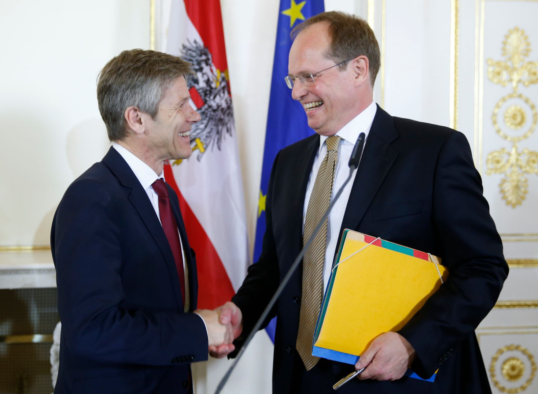 Am 10. Dezember 2015 gab Kunst- und Kulturminister Josef Ostermayer (l.) im Rahmen einer Pressekonferenz die Bestellung des neuen Gesch&auml;ftsf&uuml;hrers der Bundestheater-Holding Christian Kircher (r.) bekannt.