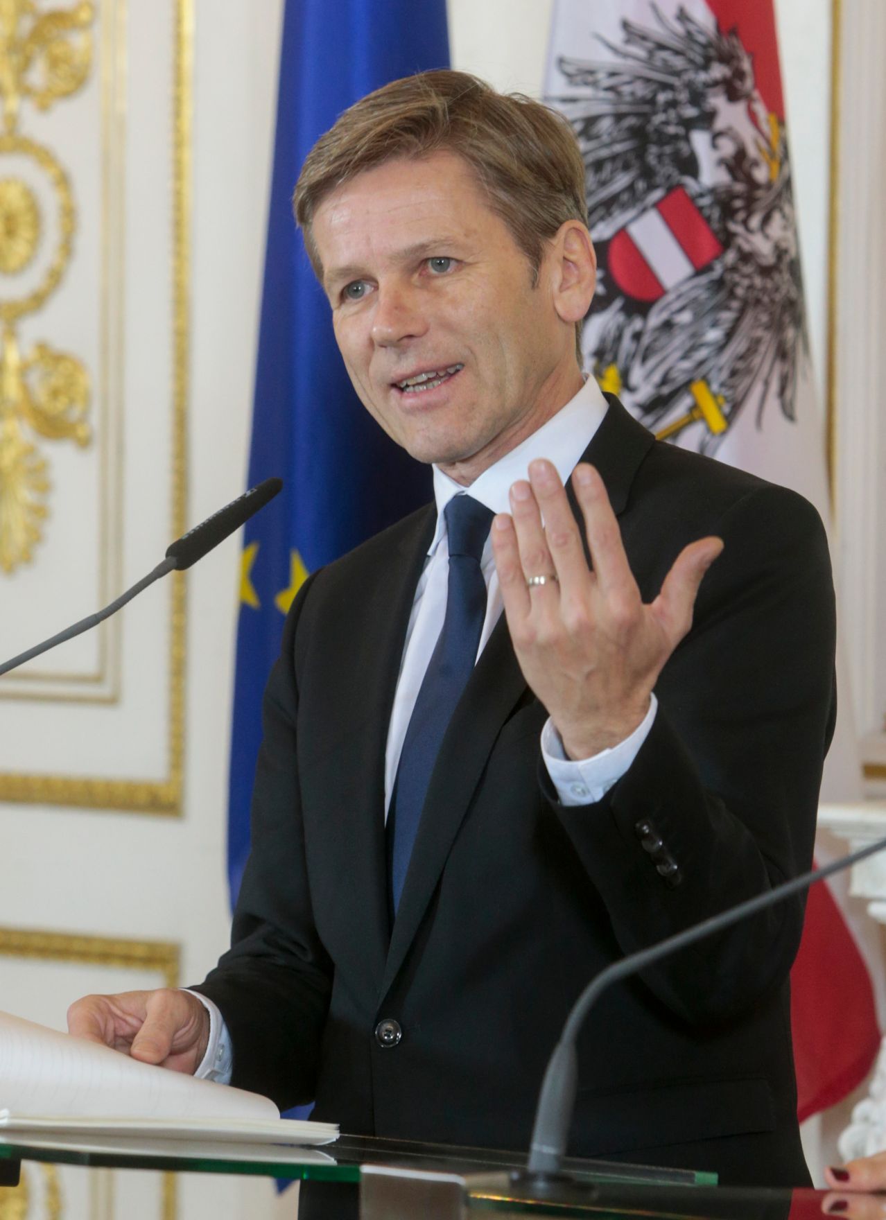 Am 14. Dezember 2015 fand im Bundeskanzleramt eine Pressekonferenz zur 15. Architektur-Biennale in Venedig 2016 statt. Im Bild Kunst- und Kulturminister Josef Ostermayer.