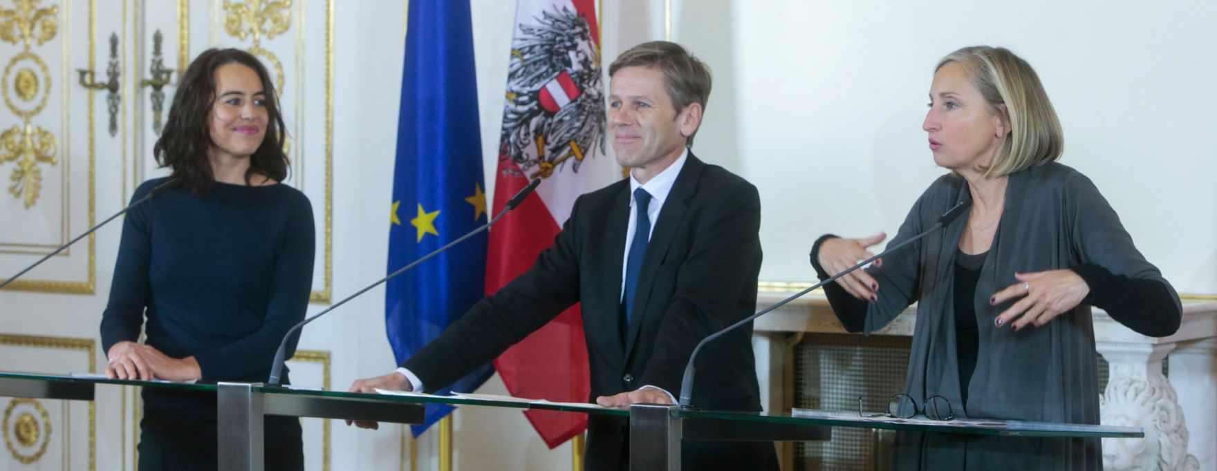 Am 14. Dezember 2015 fand im Bundeskanzleramt eine Pressekonferenz zur 15. Architektur-Biennale in Venedig 2016 statt. Im Bild Kunst- und Kulturminister Josef Ostermayer (m.) mit der Kommiss&auml;rin des &Ouml;sterreich-Beitrages: &quot;Orte f&uuml;r Menschen&quot; Elke Delugan-Meissl (r.) und Ko-Kuratorin Sabine Dreher (l.). .