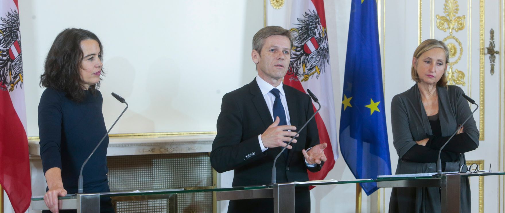 Am 14. Dezember 2015 fand im Bundeskanzleramt eine Pressekonferenz zur 15. Architektur-Biennale in Venedig 2016 statt. Im Bild Kunst- und Kulturminister Josef Ostermayer (m.) mit der Kommiss&auml;rin des &Ouml;sterreich-Beitrages: &quot;Orte f&uuml;r Menschen&quot; Elke Delugan-Meissl (r.) und Ko-Kuratorin Sabine Dreher (l.).