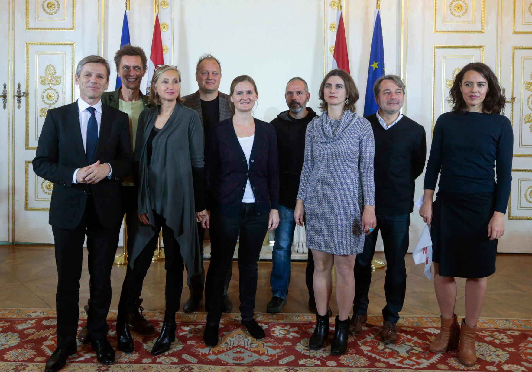 Am 14. Dezember 2015 fand im Bundeskanzleramt eine Pressekonferenz zur 15. Architektur-Biennale in Venedig 2016 statt. Im Bild Kunst- und Kulsturminister Josef Ostermayer beim Gruppenbild mit den Architekturb&uuml;ros.