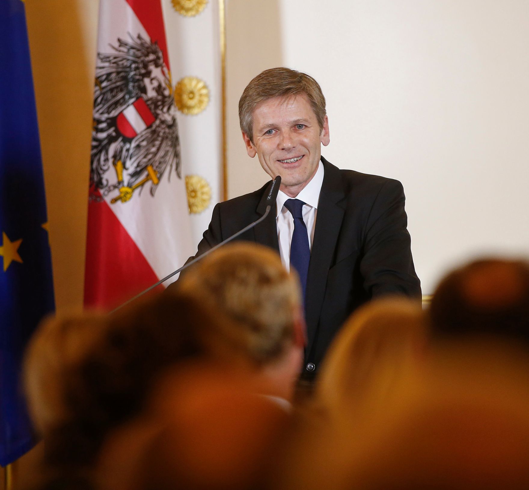 Am 18. Dezember 2015 &uuml;berreichte Kunst- und Kulturminister Josef Ostermayer (im Bild) die Urkunde, mit der Albertina-Direktor Klaus Albrecht Schr&ouml;der der Berufstitel Professor verliehen wurde.