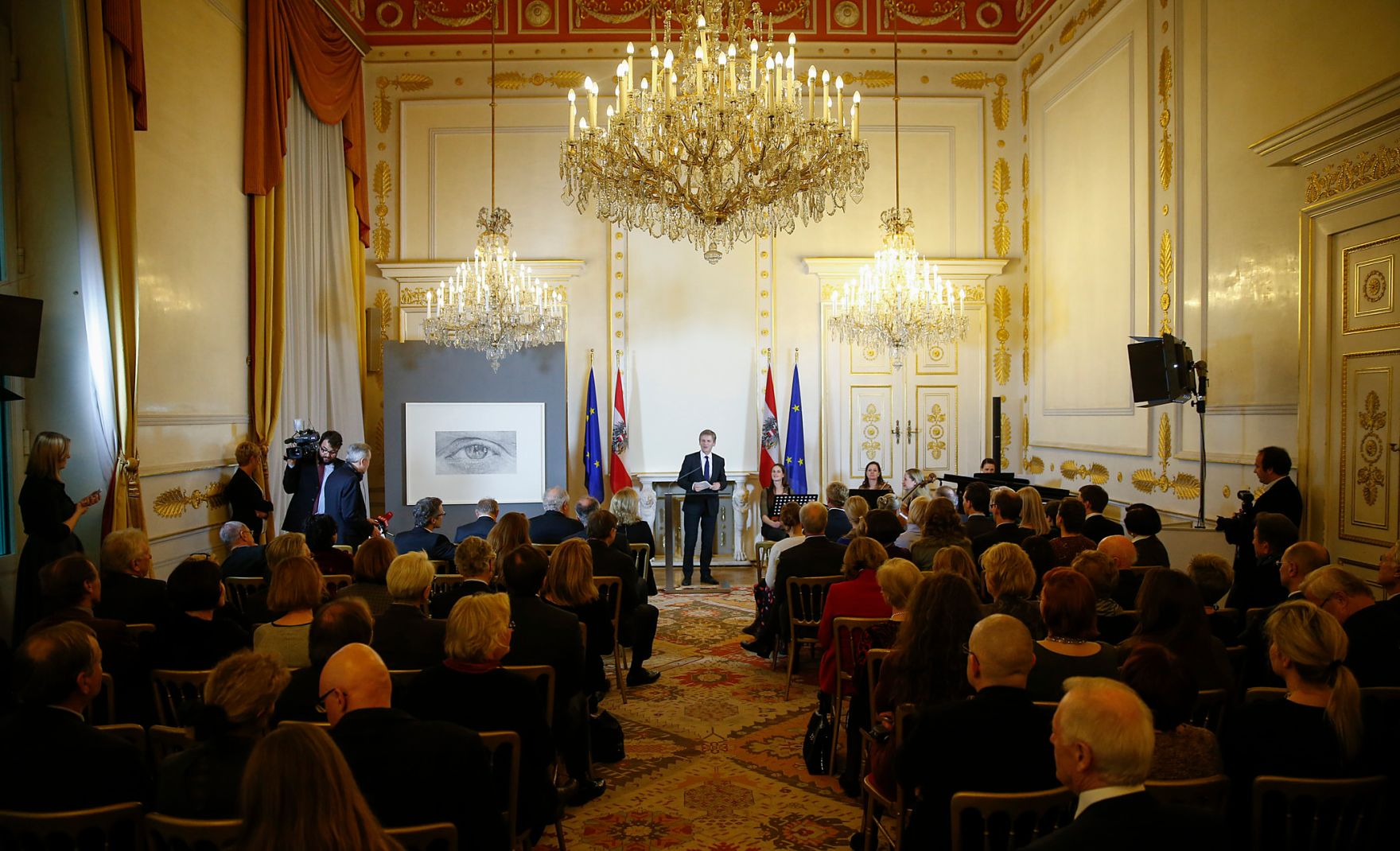 Am 18. Dezember 2015 &uuml;berreichte Kunst- und Kulturminister Josef Ostermayer die Urkunde, mit der Albertina-Direktor Klaus Albrecht Schr&ouml;der der Berufstitel Professor verliehen wurde.