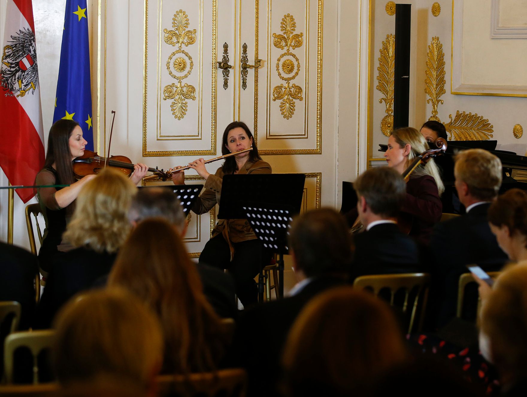 Am 18. Dezember 2015 &uuml;berreichte Kunst- und Kulturminister Josef Ostermayer die Urkunde, mit der Albertina-Direktor Klaus Albrecht Schr&ouml;der der Berufstitel Professor verliehen wurde.