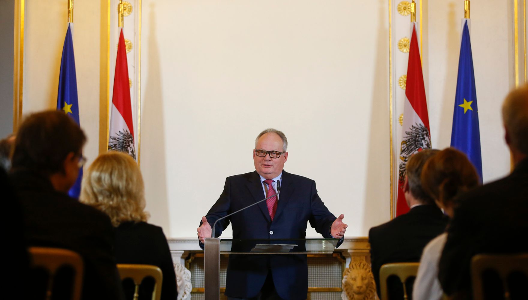 Am 18. Dezember 2015 &uuml;berreichte Kunst- und Kulturminister Josef Ostermayer die Urkunde, mit der Albertina-Direktor Klaus Albrecht Schr&ouml;der der Berufstitel Professor verliehen wurde. Im Bild der Laudator Christian Konrad.