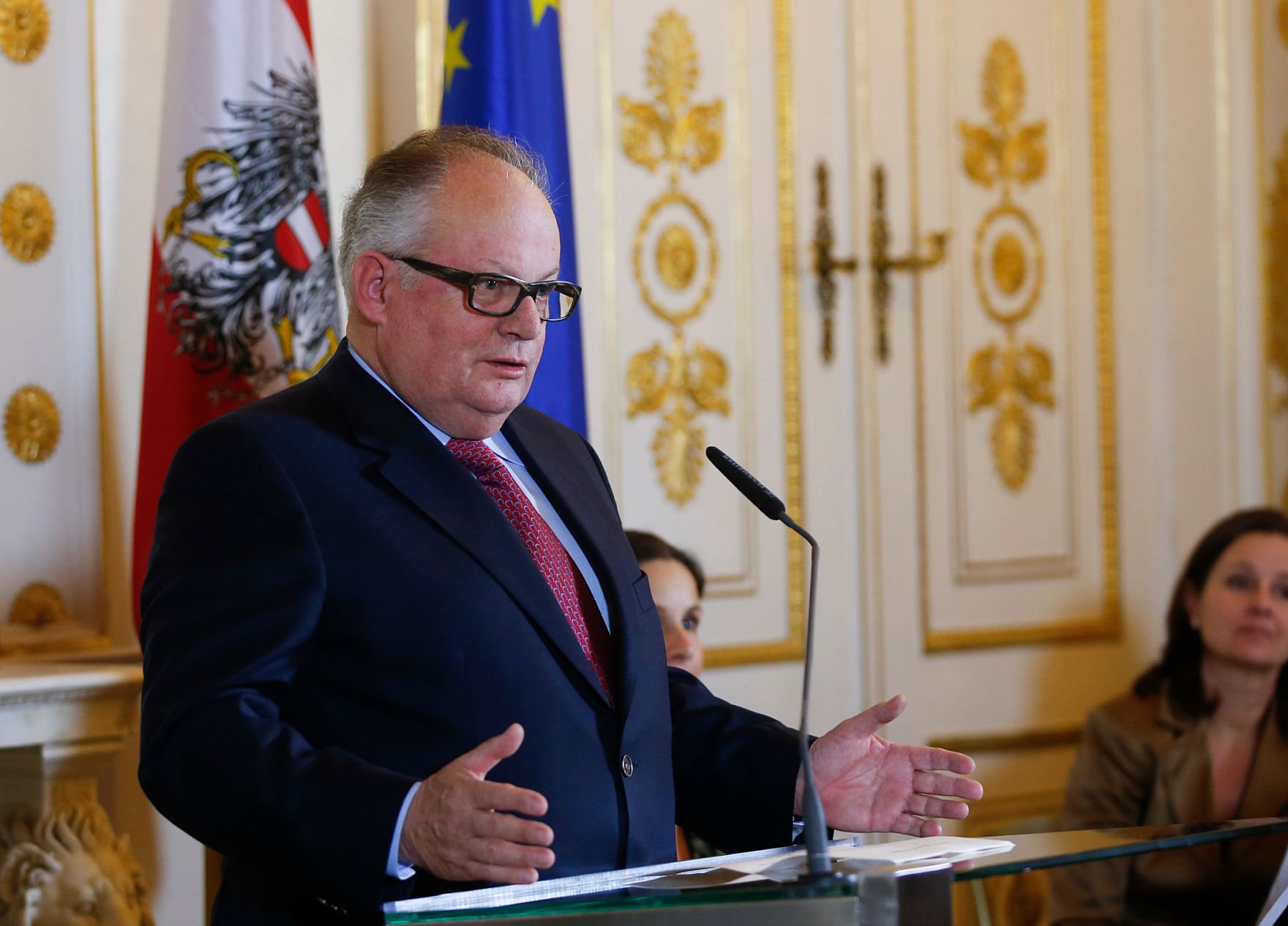 Am 18. Dezember 2015 &uuml;berreichte Kunst- und Kulturminister Josef Ostermayer die Urkunde, mit der Albertina-Direktor Klaus Albrecht Schr&ouml;der der Berufstitel Professor verliehen wurde. Im Bild der Laudator Christian Konrad.