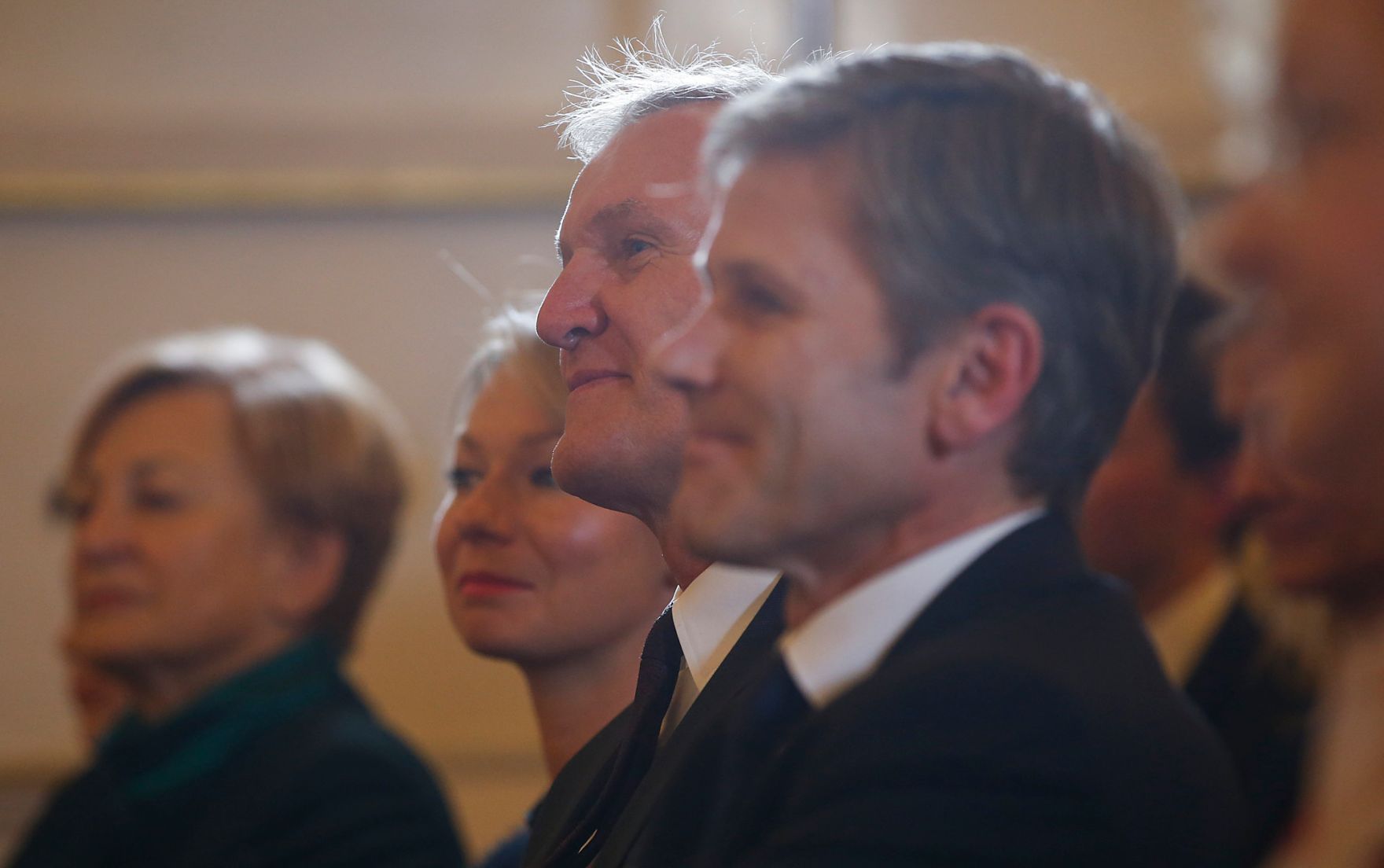 Am 18. Dezember 2015 &uuml;berreichte Kunst- und Kulturminister Josef Ostermayer (r.) die Urkunde, mit der Albertina-Direktor Klaus Albrecht Schr&ouml;der (l.) der Berufstitel Professor verliehen wurde.