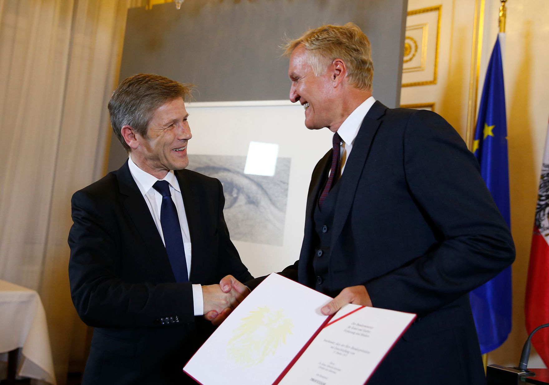 Am 18. Dezember 2015 &uuml;berreichte Kunst- und Kulturminister Josef Ostermayer (l.) die Urkunde, mit der Albertina-Direktor Klaus Albrecht Schr&ouml;der (r.) der Berufstitel Professor verliehen wurde.