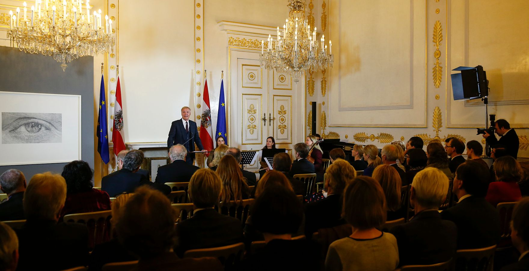 Am 18. Dezember 2015 &uuml;berreichte Kunst- und Kulturminister Josef Ostermayer die Urkunde, mit der Albertina-Direktor Klaus Albrecht Schr&ouml;der (im Bild) der Berufstitel Professor verliehen wurde.